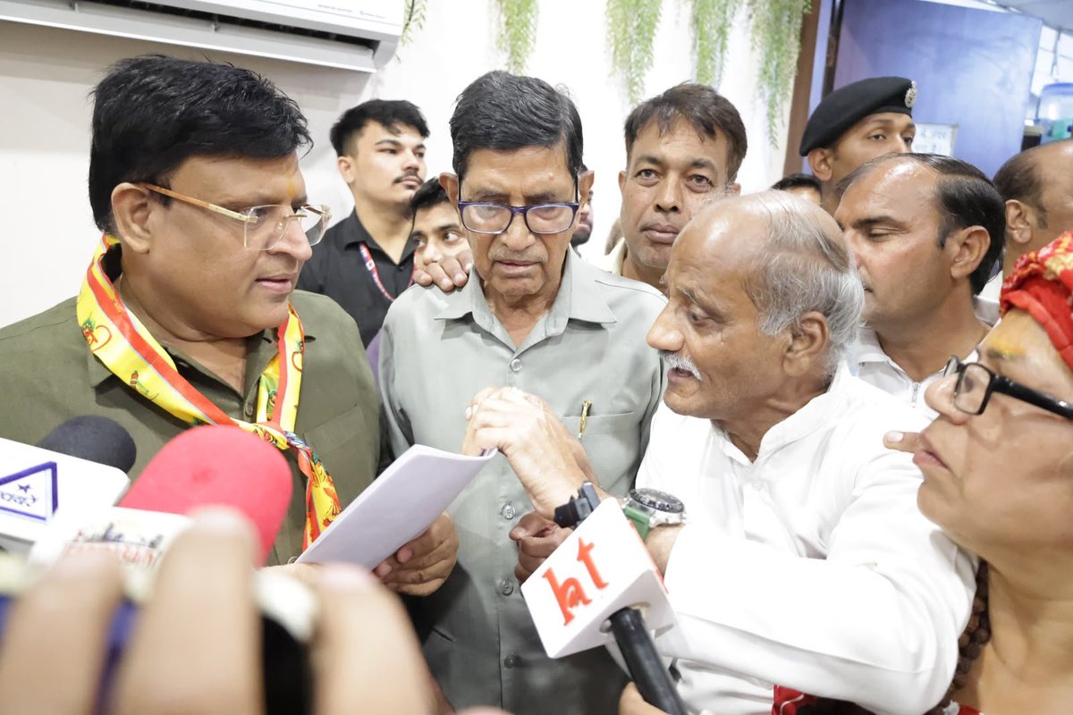 VipulGoelBJP's tweet photo. ग्राम भाखरी एवं आसपास की कॉलोनियों के निवासियों ने आज सेक्टर-16 स्थित सागर सिनेमा , भाजपा कार्यालय में पहुंचकर भाखरी गांव के निकट कूड़ा डाले जाने से जनस्वास्थ्य एवं पर्यावरण पर पड़ने वाले संभावित दुष्प्रभावों को लेकर ज्ञापन सौंपा।

इस दौरान क्षेत्रवासियों की समस्याओं एवं चिंताओं को गंभीरता से सुना और उन्हें आश्वस्त किया कि इस समस्या के समाधान के लिए आवश्यक कदम उठाए जा रहे हैं।

इस दिशा में हरियाणा सरकार द्वारा फरीदाबाद-गुरुग्राम रोड स्थित ग्राम भाखरी में 600 टन प्रतिदिन की क्षमता वाला आधुनिक प्री-प्रोसेसिंग प्लांट स्थापित करने की योजना को माननीय मुख्यमंत्री श्री नायब सिंह सैनी जी पहले ही स्वीकृति प्रदान कर चुके हैं। यह पहल क्षेत्र में कचरा प्रबंधन को व्यवस्थित, वैज्ञानिक एवं प्रभावी बनाने की दिशा में एक महत्वपूर्ण कदम है।

नागरिकों को स्वच्छ वातावरण उपलब्ध कराना, जनस्वास्थ्य की रक्षा करना और क्षेत्रवासियों की समस्याओं का स्थायी समाधान सुनिश्चित करना हमारी प्राथमिकता है।

#VipulGoel #Faridabad #HaryanaGovernment #WasteManagement 

@narendramodi @NayabSainiBJP @BJP4India @BJP4Haryana