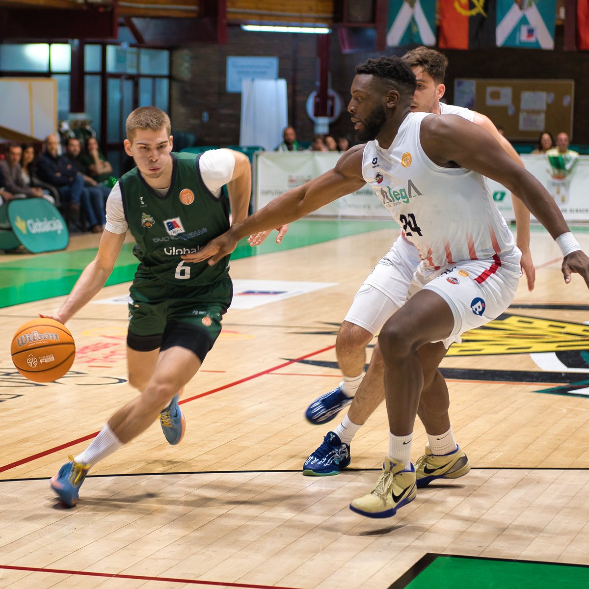CompeticionFEB's tweet photo. 🏀 Protagonistas del fin de semana...

▶ ¿Y tú, con cuál te quedas?

🔁 𝗥𝗧 ➡ @casademontBZ, último invicto de la #LFEndesa (5-0)

❤ 𝗙𝗔𝗩 ➡ @AlbaceteBasket sorprende al antepenúltimo invicto en #PrimeraFEB

🗨 𝗖𝗢𝗠 ➡ El partidazo de la #LFChallenge, para el @FNBardoi https://t.co/9bH4zzd7xx