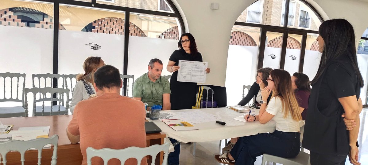 CEEICT's tweet photo. 🌱 Innovación, sostenibilidad y nuevas oportunidades de negocio en Santomera

Desde el CEEIC hemos participado en el Hackathon «Innovación y sostenibilidad para el futuro», celebrado los días 20 y 21 de octubre, en el marco de la iniciativa Santomera en Movimiento, impulsada por el Ayuntamiento de Santomera en línea con su Agenda Urbana 2030, elaborada por Eurovértice.

💡 Durante las dos jornadas, trabajamos con los participantes en la identificación de oportunidades para desarrollar nuevos modelos de negocio sostenibles, aprovechando los recursos, la identidad y las potencialidades del municipio.

♻️ Taller «Modelos de Negocio Verde» (20 de octubre). A través de herramientas como EcoCanvas, exploramos estrategias empresariales sostenibles y oportunidades vinculadas al entorno local, especialmente al paisaje de huerta y al cultivo del limón.

🌿 Taller «Sostenibilidad Ambiental y Tradición Local» (21 de octubre). Mediante dinámicas de creatividad y metodologías de Design Thinking, identificamos recursos y elementos diferenciales de Santomera, definimos perfiles de clientes potenciales y planteamos nuevas ideas de negocio que combinan tradición, innovación y sostenibilidad.

🤝 Esta iniciativa contribuye a dinamizar el tejido empresarial local, fomentar el emprendimiento verde y generar nuevas oportunidades de empleo, especialmente entre jóvenes y colectivos vulnerables.

Desde el CEEIC seguimos apostando por la innovación y el talento como motores de desarrollo económico y social, poniendo en valor los recursos y capacidades de cada territorio.

👏 Gracias al Ayuntamiento de Santomera y a EuroVértice por impulsar iniciativas que conectan sostenibilidad, participación e innovación empresarial.

#CEEIC #SantomeraEnMovimiento #Innovación #Sostenibilidad #EmprendimientoVerde #DesarrolloLocal #Agenda2030 @EuroVertiC @AytoSantomera