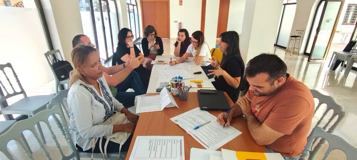 CEEICT's tweet photo. 🌱 Innovación, sostenibilidad y nuevas oportunidades de negocio en Santomera

Desde el CEEIC hemos participado en el Hackathon «Innovación y sostenibilidad para el futuro», celebrado los días 20 y 21 de octubre, en el marco de la iniciativa Santomera en Movimiento, impulsada por el Ayuntamiento de Santomera en línea con su Agenda Urbana 2030, elaborada por Eurovértice.

💡 Durante las dos jornadas, trabajamos con los participantes en la identificación de oportunidades para desarrollar nuevos modelos de negocio sostenibles, aprovechando los recursos, la identidad y las potencialidades del municipio.

♻️ Taller «Modelos de Negocio Verde» (20 de octubre). A través de herramientas como EcoCanvas, exploramos estrategias empresariales sostenibles y oportunidades vinculadas al entorno local, especialmente al paisaje de huerta y al cultivo del limón.

🌿 Taller «Sostenibilidad Ambiental y Tradición Local» (21 de octubre). Mediante dinámicas de creatividad y metodologías de Design Thinking, identificamos recursos y elementos diferenciales de Santomera, definimos perfiles de clientes potenciales y planteamos nuevas ideas de negocio que combinan tradición, innovación y sostenibilidad.

🤝 Esta iniciativa contribuye a dinamizar el tejido empresarial local, fomentar el emprendimiento verde y generar nuevas oportunidades de empleo, especialmente entre jóvenes y colectivos vulnerables.

Desde el CEEIC seguimos apostando por la innovación y el talento como motores de desarrollo económico y social, poniendo en valor los recursos y capacidades de cada territorio.

👏 Gracias al Ayuntamiento de Santomera y a EuroVértice por impulsar iniciativas que conectan sostenibilidad, participación e innovación empresarial.

#CEEIC #SantomeraEnMovimiento #Innovación #Sostenibilidad #EmprendimientoVerde #DesarrolloLocal #Agenda2030 @EuroVertiC @AytoSantomera
