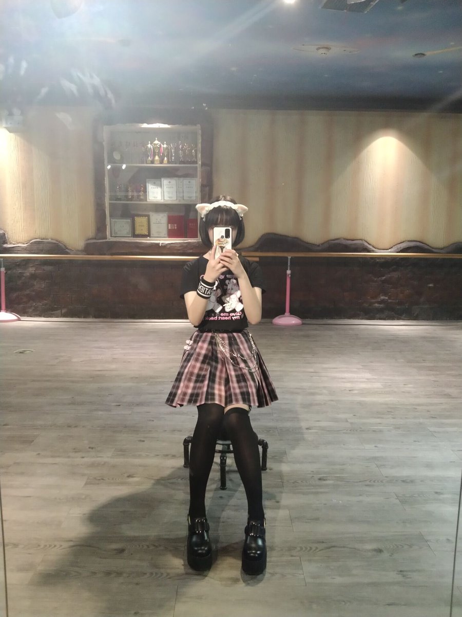 Freet63's tweet photo. 女初王明月户外约拍，小脚确实嫩
＃女初 ＃户外约拍 ＃小脚 ＃白袜 ＃足控 ＃美脚 ＃嫩脚 ＃玉足 ＃ https://t.co/i8sNbwrijl
