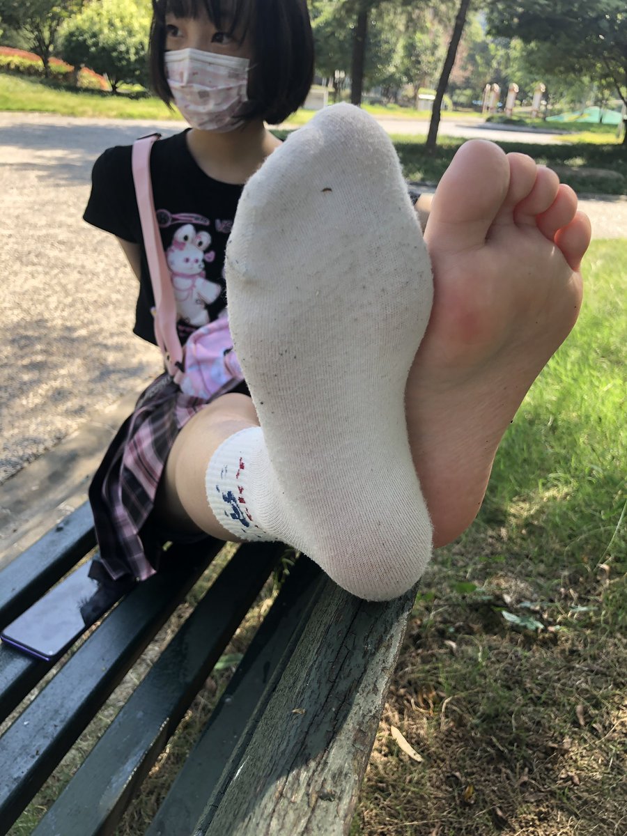 Freet63's tweet photo. 女初王明月户外约拍，小脚确实嫩
＃女初 ＃户外约拍 ＃小脚 ＃白袜 ＃足控 ＃美脚 ＃嫩脚 ＃玉足 ＃ https://t.co/i8sNbwrijl