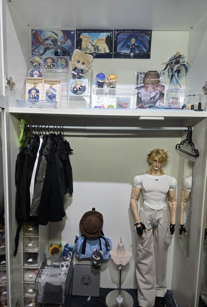 HoshiRonnn's tweet photo. Amidst the Varka hate 🫠💞

Lemme share my Varka shrine ✨️

( including my custommade 80cm BJD of him that costed me about 2k bucks 👀😭💞💘 )

#Varka #GenshinImpact #BJD https://t.co/cKidOoBgzI