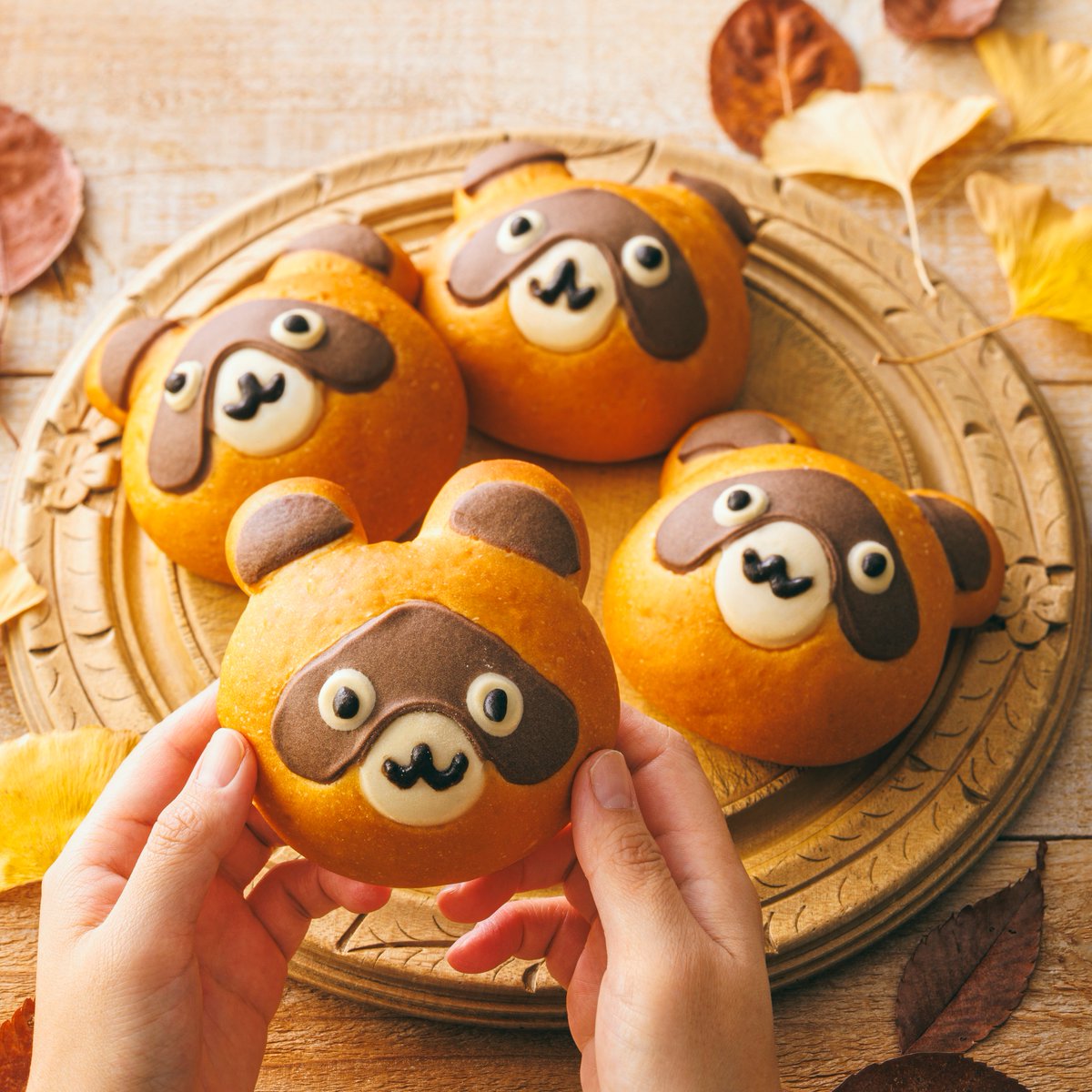 kimuraya_1869's tweet photo. 【予告】11月1日発売

「たぬきくん」

ぽんぽこぽん♪ほっこり可愛いたぬきパンが仲間入り✨
中はチョコチップ入りの濃厚なキャラメルクリームで、秋のおやつにぴったりな味わいです🤎

▼販売場所
直営店(本店を除く)
オンライン(10月28日(水)16:00～)

#新商品