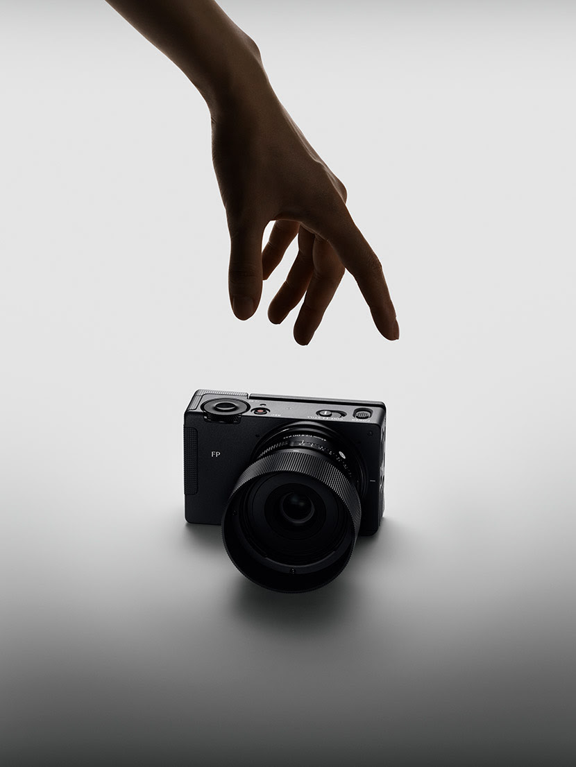 FotoRuanoPro's tweet photo. Sigma presenta la FP2: formato completo en solo 376 g, sensor parcialmente apilado de 24,5 Mpx, vídeo cinematográfico y enfoque mejorado. Pequeña, potente, adaptable. Descúbrela en Foto Ruano.
#FotoRuano #Sigma #SigmaFP2 https://t.co/Pja9PrvBYd