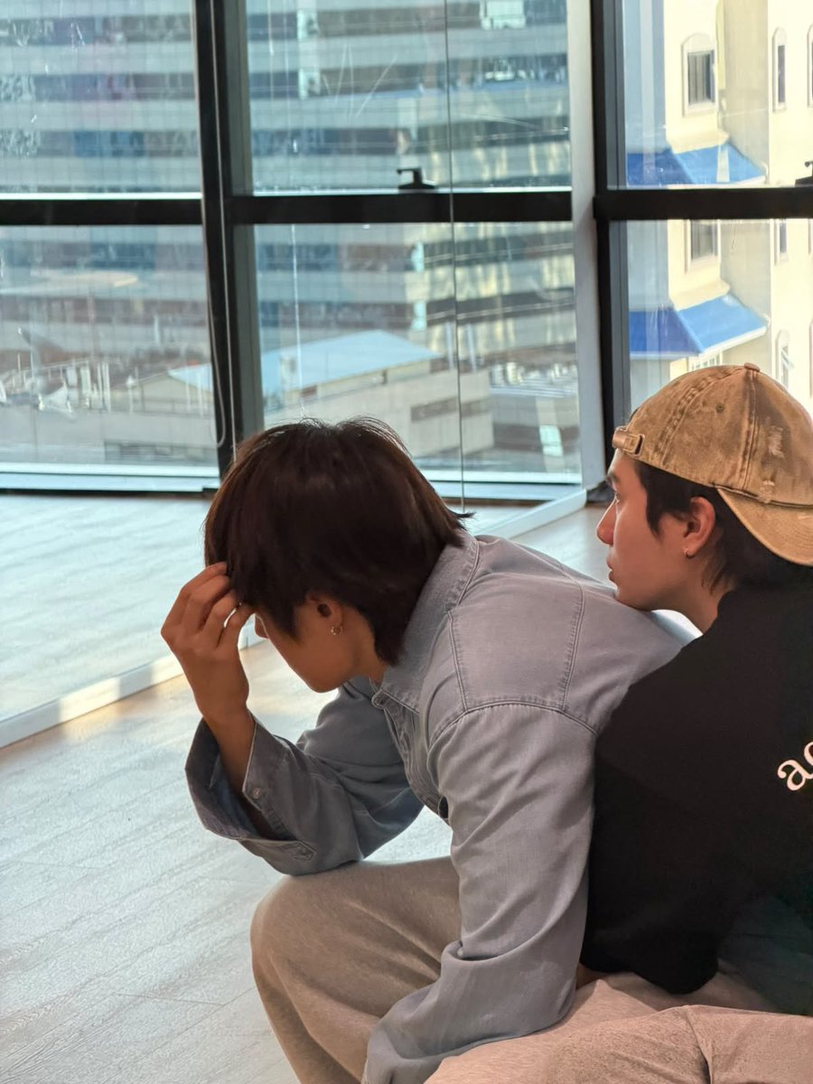 valcrazyforWE's tweet photo. Willy hugging Nut during rehearsals 🐶🫂 https://t.co/B1anOQool3