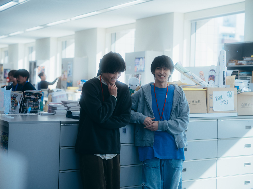 nanji_movie's tweet photo. 𝐏𝐫𝐨𝐝𝐮𝐜𝐭𝐢𝐨𝐧 𝐍𝐨𝐭𝐞⭐︎*･ﾟ
⠀
✦ #松村北斗 のこだわり
￣￣￣￣￣￣￣￣￣￣￣￣
フラットでありながら人物理解度の高い芝居が松村さんの持ち味だが、芯を食った演技プランには #藤井道人 監督も舌を巻いたという。
⠀
「尚人が久々に櫂と再会するシーンの段取り（動きの確認）で、松村くんが話す瞬間に痰（たん）が絡んだような話し方をしていたんです。最初は偶然かと思っていたら、本番でまたやって”これは計算だ”と驚かされました。尚人はずっと人と喋っていなかったから、そうなるはずと彼自身が考えたのでしょうね。そうした細かい部分のこだわりを大量に入れてくる俳優で、本当に楽しかったです」
⠀
▽プロダクションノート全編
https://t.co/LNIpBbwCrP
⠀
#汝星のごとく 大ヒット上映中