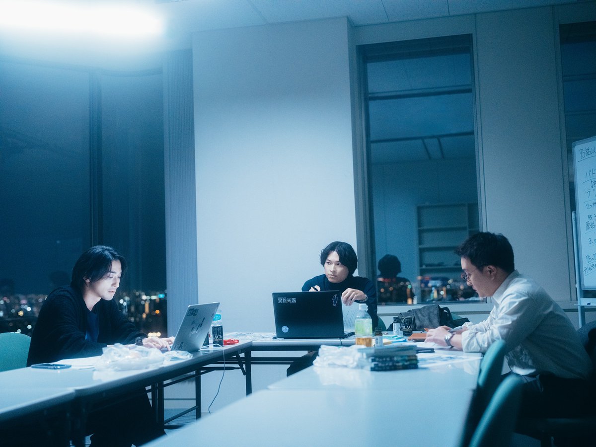 nanji_movie's tweet photo. 𝐏𝐫𝐨𝐝𝐮𝐜𝐭𝐢𝐨𝐧 𝐍𝐨𝐭𝐞⭐︎*･ﾟ
⠀
✦ #松村北斗 のこだわり
￣￣￣￣￣￣￣￣￣￣￣￣
フラットでありながら人物理解度の高い芝居が松村さんの持ち味だが、芯を食った演技プランには #藤井道人 監督も舌を巻いたという。
⠀
「尚人が久々に櫂と再会するシーンの段取り（動きの確認）で、松村くんが話す瞬間に痰（たん）が絡んだような話し方をしていたんです。最初は偶然かと思っていたら、本番でまたやって”これは計算だ”と驚かされました。尚人はずっと人と喋っていなかったから、そうなるはずと彼自身が考えたのでしょうね。そうした細かい部分のこだわりを大量に入れてくる俳優で、本当に楽しかったです」
⠀
▽プロダクションノート全編
https://t.co/LNIpBbwCrP
⠀
#汝星のごとく 大ヒット上映中