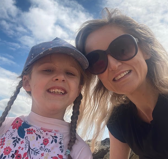 AldoSterone111's tweet photo. 13 mois d'enquête et de harcèlement policier pour cette photo.

Alors qu'elle se promène sur la plage de Plymouth, Rebecca Tidy prend une photo avec sa fille et partage sur les réseaux sociaux.  

Une flic à la retraite, reconnait les rochers. Comme il n'habite pas tres loin, il contacte la police pour leur dire que cette photo lui a causé du stress et de l'inquietude.

Immédiatement, une enquete criminelle est ouverte et cette mère de famille convoquee.

Au Royaume-Uni aujourd'hui, la vie de n'importe quelle personne peut basculer à tout moment pour un motif grotesque. Plusieurs raisons a cela : 

1 - Les lois britanniques sont de plus en plus écrites de manière vague et ont un large champ d'application. Ceci laisse aux fonctionnaires un grande liberté de pratiquer l'arbitraire. N'importe quel geste de la vie quotidienne peut tomber sous le coup de la loi. Il suffit qu'un policier le decide.

2 - Beaucoup de personnes incultes, ignorantes et au QI très bas sont équipées de badge et de gilets. Un Britannique a été arrêté par 2 flics de 19 ans parce qu'il a critiqué un groupe terroriste en ligne. Une famille a fini avec un raid de police parce qu'ils ont critiqué le directeur de l'école primaire de leurs enfants... Ces affaires s'effondrement systématiquement devant la justice, mais elles causent des dégâts considérables chez les personnes visées. 

Une armée de badges à l'intelligence inférieure à celle d'un singe rhésus est lâchée sur la société civile britannique. Ils tentent d'appliquer à la lettre, avec un zèle de névrosé, des lois auxquelles ils ne comprennent rien. Ils sont ivres de leur pouvoir et soutenus inconditionnellement par leur hiérarchie. Une fois qu'une affaire est lancée, elle a toutes les chances d'escalader en gravité et de pourrir pendant longtemps avant qu'une personne sensée arrête la machine folle. 

3 - La culture de travail britannique est basée sur l'évitement du blâme. Quand une machine s'emballe, on se retrouve avec toute une administration qui suit des process de manière mécanique. On peut causer des monstruosités en suivant un process, personne ne viendra nous en vouloir; "je n'ai fait que suivre les ordres" est encore une excuse béton au Royaume-Uni.

Cette femme, Rebecca Tidy, a passé 13 mois sans allumer le chauffage et sans manger à sa faim. Elle et son enfant se sont privées de tout pour économiser de l'argent afin de se défendre en justice. 

Au bout de 13 mois, on leur a dit qu'aucune loi n'a été transgressée par leur photo, il n'y a aucune affaire et le dossier est clos. 

Par contre, la colère gronde. Les gens ont ras le bol. Imagine l'inflation, l'insécurité professionnelle, l'impôt qui tourne à la confiscation, l'absence de services publics, le soleil qui se couche à 15:45, la pluie... et un vicieux, ivre de son pouvoir, qui agite son badge sous tes yeux. Ça va mal se terminer.