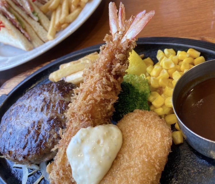 cyopako777's tweet photo. 𝐌𝐨𝐧𝐝𝐚𝐲☔️

おちゅかれ！

ロイホ
  ハンバーグと🥪 https://t.co/gNVDaBbrJ3