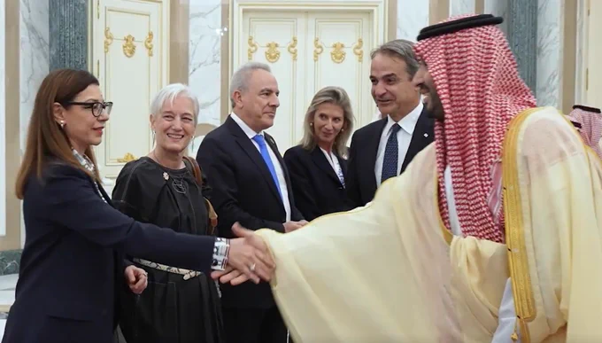 Εικόνα από βίντεο αρχείου όπου ο νυν πρίγκηπας διάδοχος και πρόεδρος της κυβέρνησης (πρωθυπουργός) του Βασιλείου της Σαουδικής Αραβίας, ΗΑΒΥ Μοχάμεντ μπιν Σαλμάν μπιν Αμπντουλαζίζ αλ Σαούδ, δεξιά, με χειραψία χαιρετά την Αριστοτελία Πελώνη, διευθύντρια του γραφείου διεθνούς στρατηγικού σχεδιασμού και επικοινωνίας του προέδρου της κυβέρνησης (πρωθυπουργού) της Ελληνκής Δημοκρατίας
Η Πελώνη, στην αριστερή άκρη του κάδρου, ήταν μέλος μιας υψηλού επιπέδου ελληνικής κυβερνητικής αποστολής στο Ριάντ της Σαουδικής Αραβίας, την Κυριακή 25 Οκτωβρίου 2026
Πηγή:
Υπουργείο εξωτερικών του Βασιλείου της Σαουδικής Αραβίας, Κυριακή 25 Οκτωβρίου 2026
«HRH the Crown Prince holds official talks with the Prime Minister of the Hellenic Republic in Riyadh.»
https://x.com/KSAmofaEN/status/2114423416111652958
+++