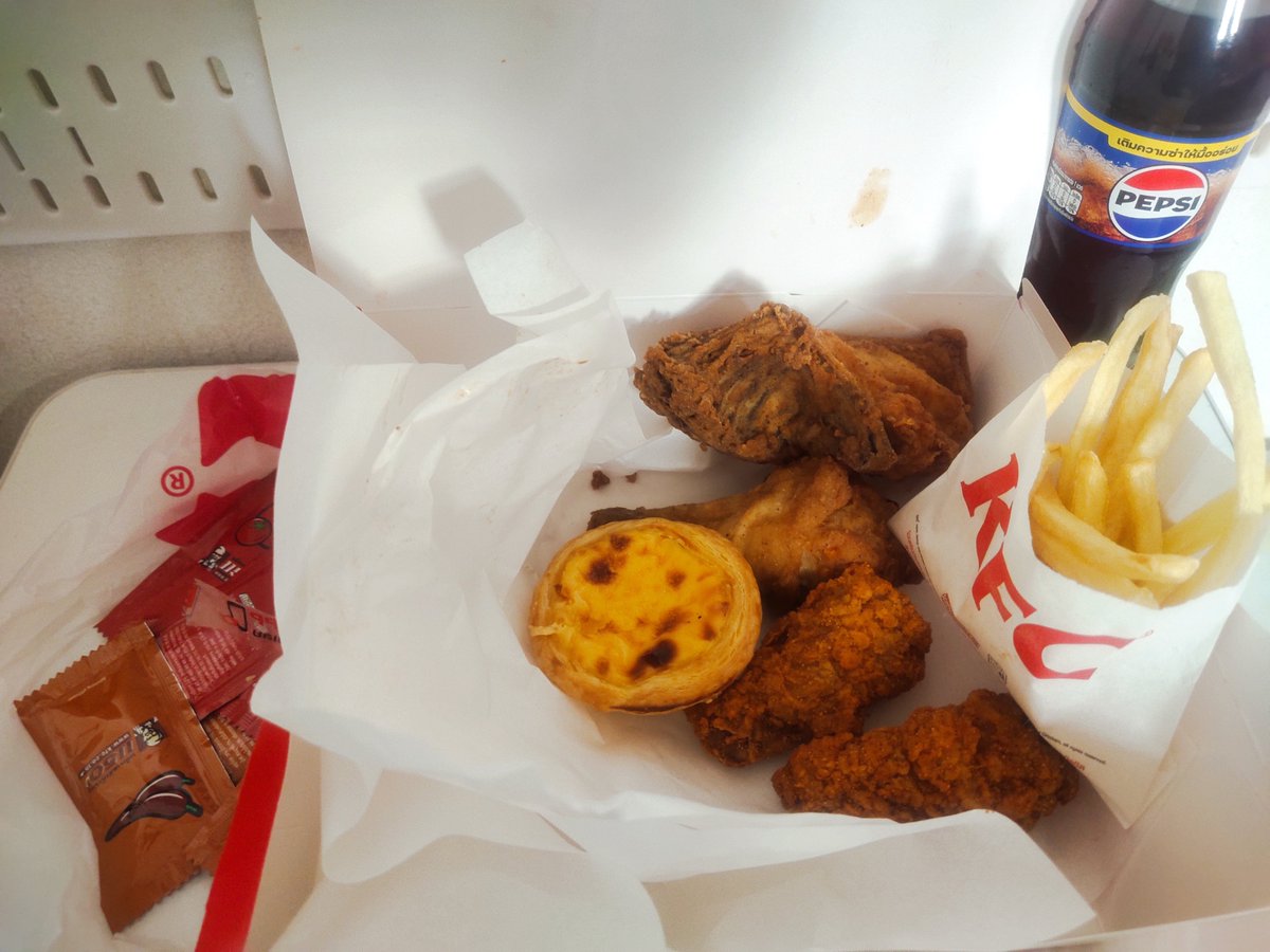 liu5324's tweet photo. KFC เดอะบอกซ์ซิคเนเจอร์ เราชอบเซ็ตนี้มากเพราะได้ทั้งไก่ วิงซ์แซ่บ เฟรนช์ฟราย ทาร์ตไข่ เป๊บซี่ คือเหมาะกับคนกินไม่เยอะ แต่อยากกินหลายอย่างมาก 

กดได้ 100.- (รวมค่าส่ง,ทิป)
ใช้โค้ดลด 50% สูงสุด 100  รอบ 15.00 | 17.00 

📍Line Man 
https://t.co/yrlDiROopq

#Affiliate #Lineman https://t.co/zGDYKJkn6Y