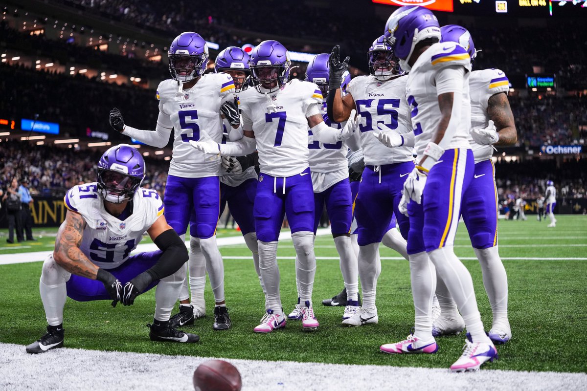 ElCapologist's tweet photo. 🏅 Solo queda un equipo invicto en la #NFL: ¡Minnesota Vikings!

¿Tienes alguna pregunta para @rafacervera22, @NachoCervera6, @TomasiSantiago y @Paco_Virues?

Déjanosla en este tweet y las responderemos todas en el programa de esta noche https://t.co/6NsOJTYwsR
