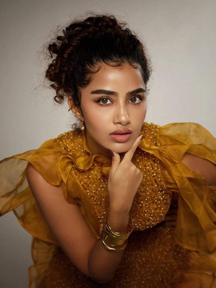 FilmyFocus's tweet photo. With bold contours, extravagant ruffles, and a confident gaze, #AnupamaParameswaran brings an editorial edge to this extraordinary fashion moment. 📸✨ https://t.co/iAwBJ93gDA