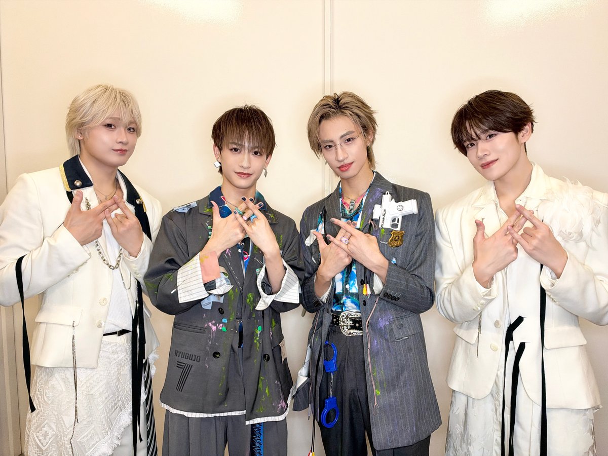 official_DXTEEN's tweet photo. [📸] #シガクル にて

#龍宮城 #Ray さん #KEIGO さんと！
ありがとうございました☺︎

🔗https://t.co/QYAN42Vutd

@RYUGUJOofficial @eradio_official @beat770
#DXTEEN #DXTN
#大久保波留 #NALU
#田中笑太郎 #SHOTARO https://t.co/wDGIDzEDbz