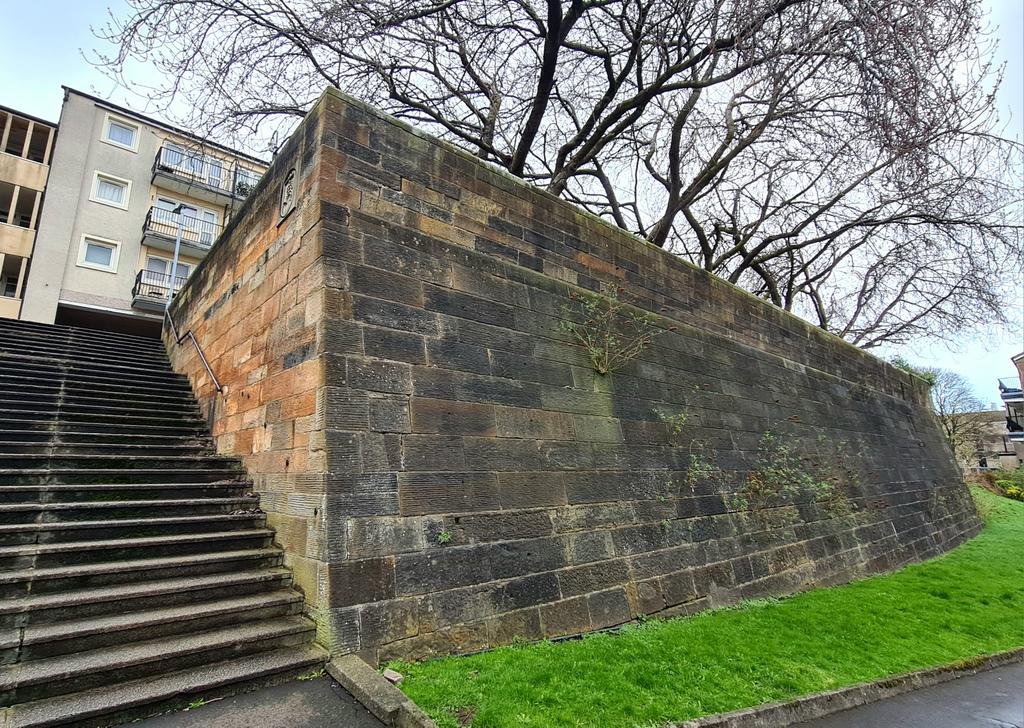 is_glasgow's tweet photo. One of the largest surviving fragments of Duke Street Prison in the Ladywell Housing Estate in the East End of Glasgow. Originally opened in 1798, it finally closed in 1957 and was demolished shortly afterwards.

Cont./

#glasgow #glasgowhistory #dukestreet #suffragettes https://t.co/eGWQArVAfb