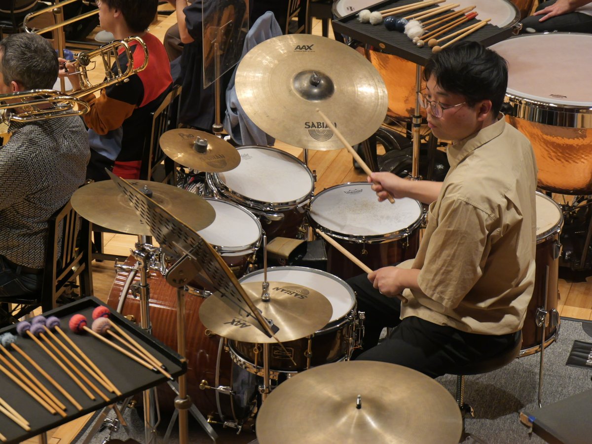 TMSOnews's tweet photo. 映画音楽をこよなく愛するMo.ミンコフスキと #都響 がお届けする、映画音楽の魅力とオーケストラの色彩を存分に味わうプログラム🎬🎶

ヒッチコック映画を彩ったバーナード・ハーマンの《めまい》《サイコ》。ジョン・ウィリアムズの交響組曲《スター・ウォーズ》、バーンスタインの《ウエスト・サイド・ストーリー》より「シンフォニック・ダンス」、そして最後は、天才ラヴェルが生み出したバレエ音楽の傑作《ボレロ》。
スリリングな響きから壮大なサウンド、躍動感あふれるリズム。世代を超えて愛される名曲の数々を 都響ならではの豊かな響きでたっぷりとお楽しみください✨
「めまい」ではハモンドオルガンを山口綾規さんに演奏いただきます。

♪
第1055回定期演奏会Cシリーズ
10/28（水）14:00 東京芸術劇場
都響スペシャル
10/29（木）19:00 東京芸術劇場
https://t.co/MmQ27gcVrl

指揮／マルク・ミンコフスキ

バーナード・ハーマン：映画『めまい』組曲
バーナード・ハーマン：映画『サイコ』組曲
ジョン・ウィリアムズ：交響組曲『スター・ウォーズ』
バーンスタイン：『ウエスト・サイド・ストーリー』より「シンフォニック・ダンス」
ラヴェル：ボレロ