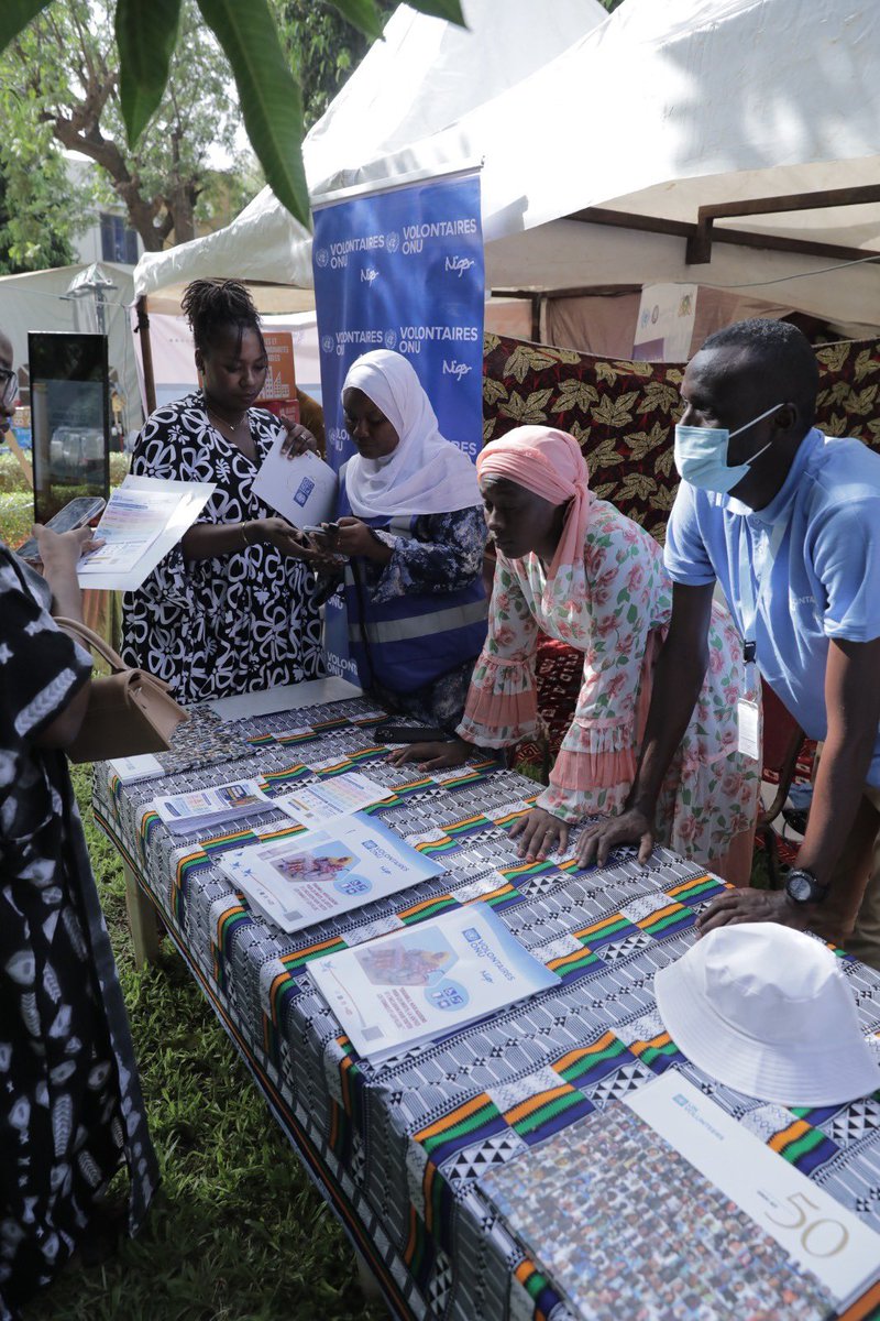 ProgramVNUNiger's tweet photo. A highlight of the #UN81 celebration🇺🇳🇳🇪 The #UNV stand had the honor of welcoming the Minister of Foreign Affairs and the United Nations Resident Coordinator a.i. It was also a great opportunity  to introduce young participants to UNV and opportunities to contribute to the #SDGs https://t.co/Vvr78Y4dZl