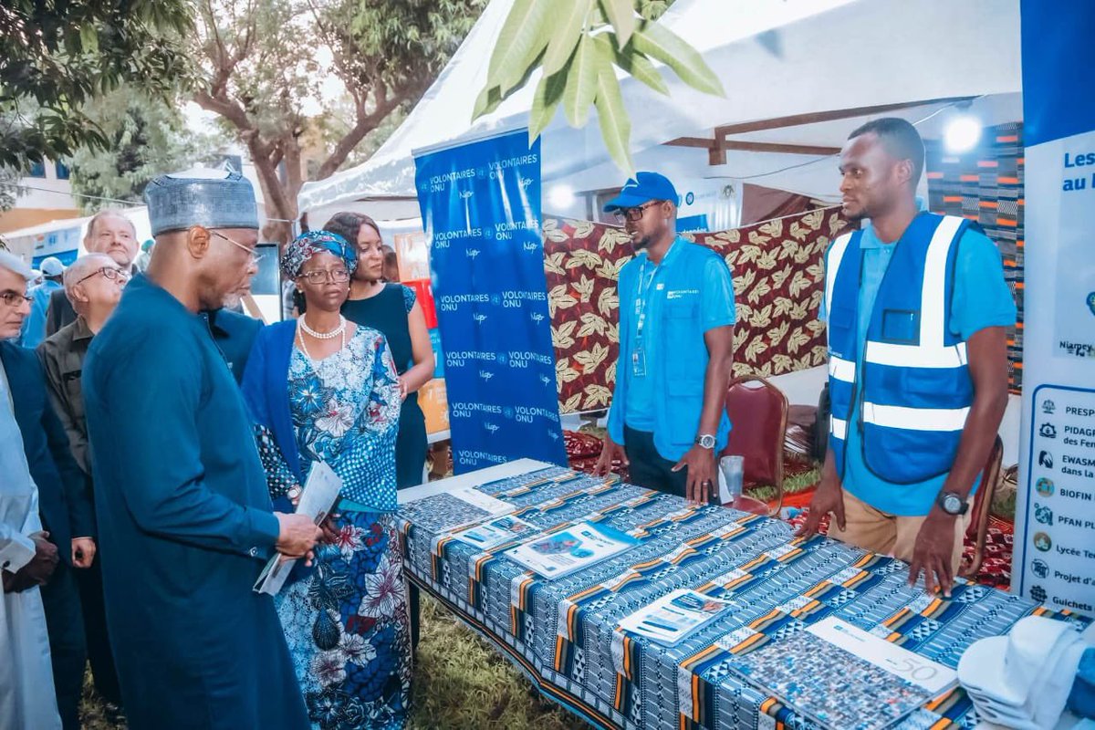 ProgramVNUNiger's tweet photo. A highlight of the #UN81 celebration🇺🇳🇳🇪 The #UNV stand had the honor of welcoming the Minister of Foreign Affairs and the United Nations Resident Coordinator a.i. It was also a great opportunity  to introduce young participants to UNV and opportunities to contribute to the #SDGs https://t.co/Vvr78Y4dZl