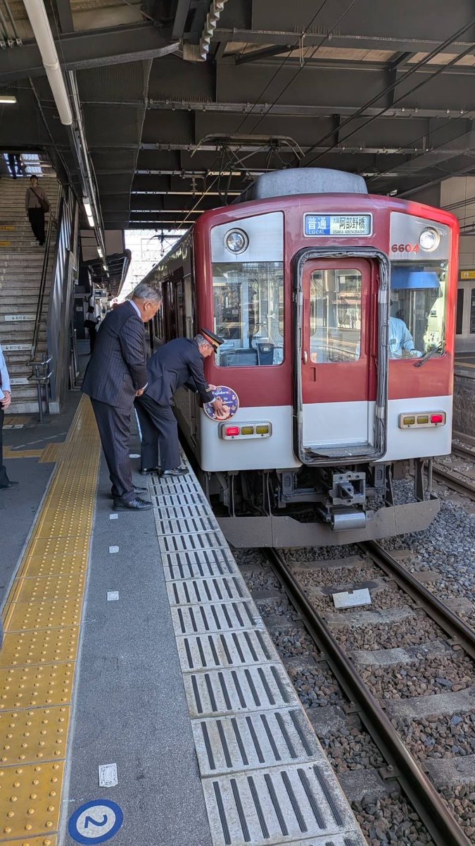 2019fujiidera's tweet photo. 藤井寺市制60周年を記念して近鉄電車さんとのタイアップ企画として、11/1〜7迄と市民まつりが開催される11/23に60周年限定デザインのヘッドマークをつけた普通電車が南大阪線（藤井寺〜あべの橋）と道明寺線(道明寺〜柏原)を走ります！
見かけたらぜひ写真を撮ってみてください、良いことがあるかも… https://t.co/gZ0P8gfgkA