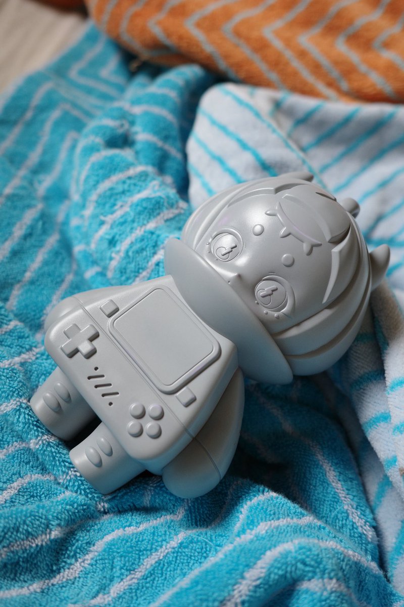 Ha96's tweet photo. SofviQで展示したグリッチーはFDM3Dプリンター製の展示用でしたが、
原型はきちんと光造形機出力で、頑張ってピッカピカに磨いたので！💪
現在金型を製作頂いてるのでもう少しで会えるかな！☺️✨ https://t.co/VvWCGnB4BB