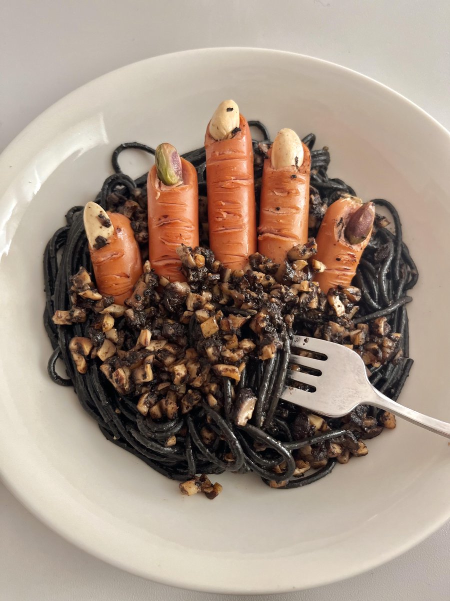 0nXslNQ5A2Ue6eC's tweet photo. 「今日はキノコのパスタに加えて、チゲ風のスープも作っちゃった！ちょっと辛いけど、ガパオの風味も少し混ぜて、最高の組み合わせになったぞ～」 https://t.co/FnEp8zQHWm