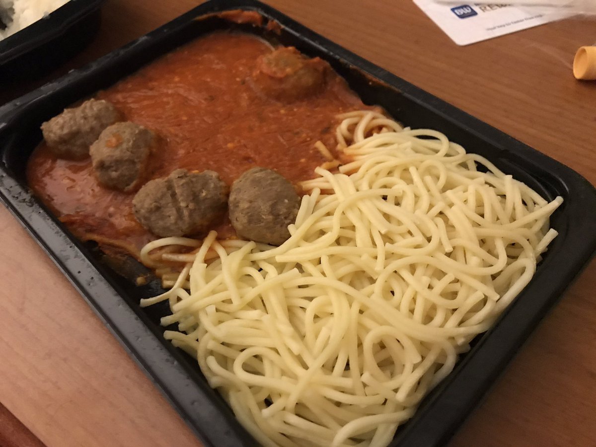 futaba_AFB's tweet photo. テレビディナー買いましょう！有名商品はハングリーマンです！パスタもあります！アメリカは超冷凍食品文化です！ https://t.co/6e6j3gLZMr