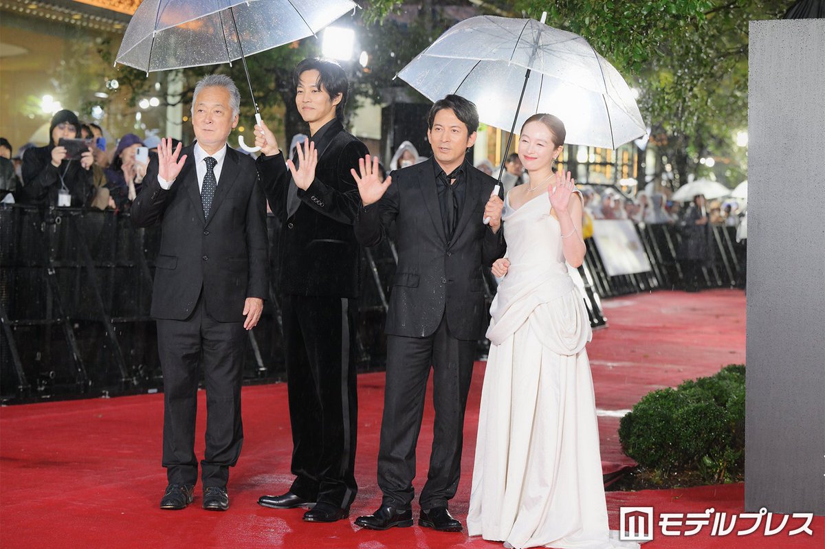 modelpress's tweet photo. 【🎞️第39回東京国際映画祭】

松坂桃李、ベロアの黒スーツ着こなし✨️
監督をスマートにエスコート☔
https://t.co/KxC4WhuY3X

◽️映画「SUKIYAKI 上を向いて歩こう」

#TIFFJP https://t.co/T3pN0QtoHh