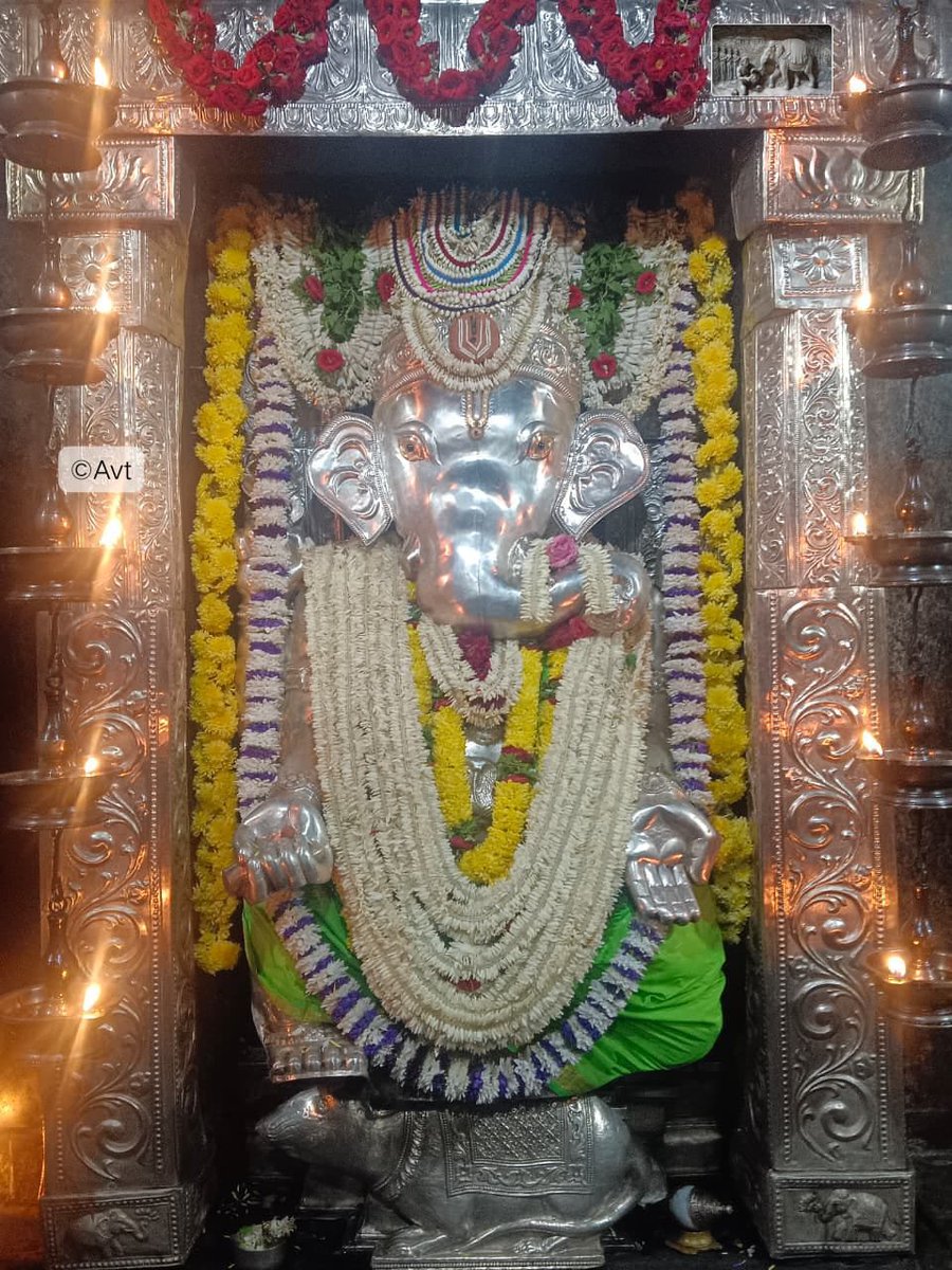 deepakpt_'s tweet photo. ಇಂದಿನ ಅಲಂಕಾರದಲ್ಲಿ ಆನೆಗುಡ್ಡೆ ಶ್ರೀ ವಿನಾಯಕ ದೇವರು🙏
Anegudde Sri Vinayaka 🕉️🚩🙏 
Today's Alankara 26.10.2026
#Anegudde #AneguddeSriVinayaka #Kumbhashi #Kundapura #Karnataka https://t.co/aFH9sWvJGg