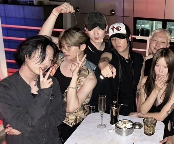 sangwonswifey's tweet photo. nah sangwon had multiple girl friends AND boy friends before debuting..  yall saw him being friends with girls and immediately assumed he was dating them BYEEE https://t.co/QAQfxdx1OC