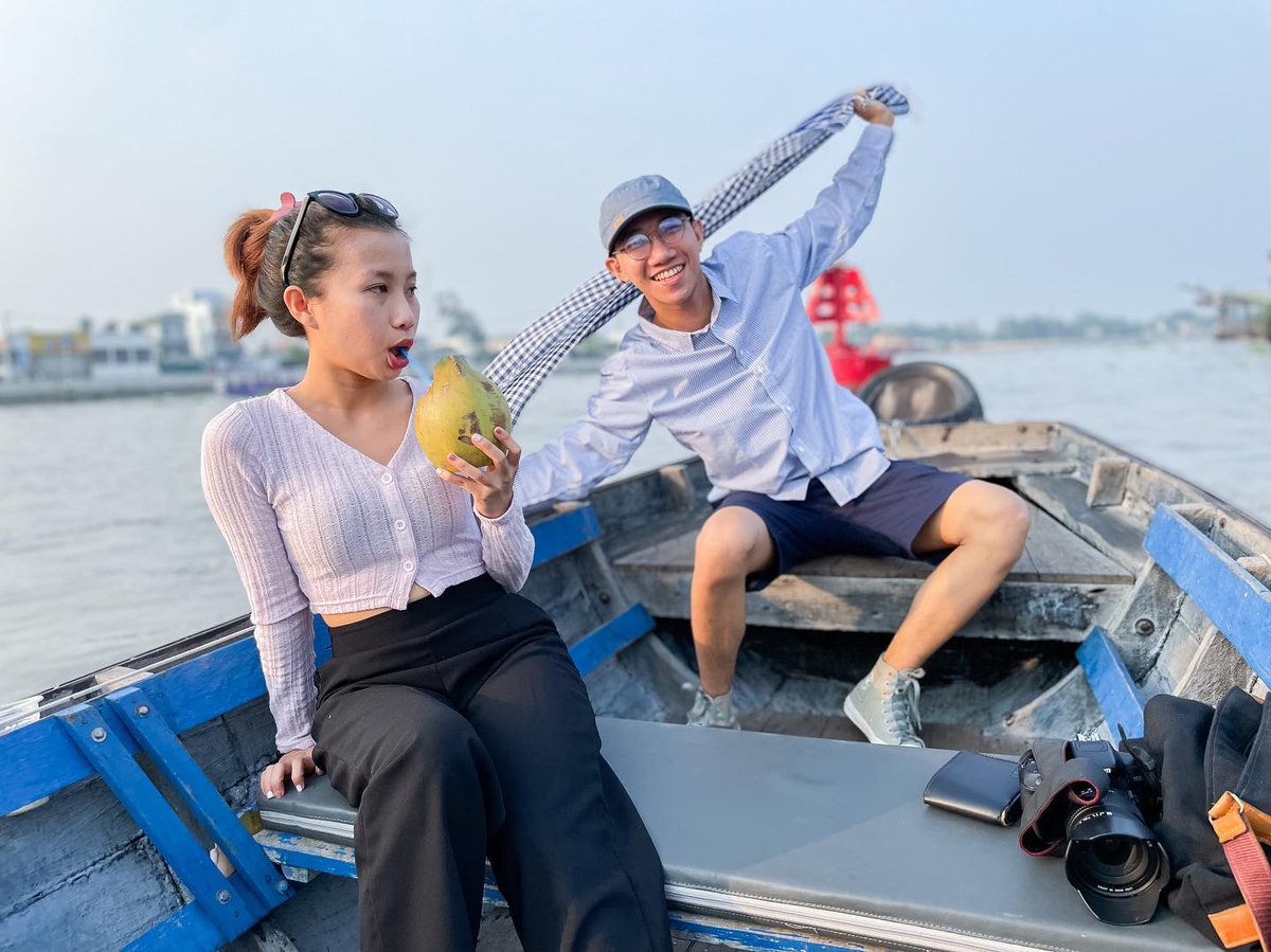 BeniceDValenEyH's tweet photo. Chợ nổi Cái Răng là nét đẹp không thể bỏ lỡ khi đến Cần Thơ. Lênh đênh giữa sông nước, cảm nhận nhịp sống miền Tây bình dị, con người chân chất và những món ăn ngọt ngào. Nhất định sẽ quay lại, dù chỉ để ăn. https://t.co/AdcTX0npRL