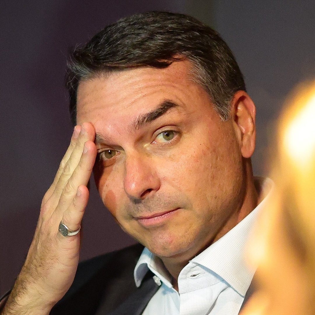 poptime's tweet photo. 🚨 Flávio Bolsonaro está oficialmente DESEMPREGADO e sem cargo eletivo pela primeira vez em 20 anos. https://t.co/u1D1CKpKOo