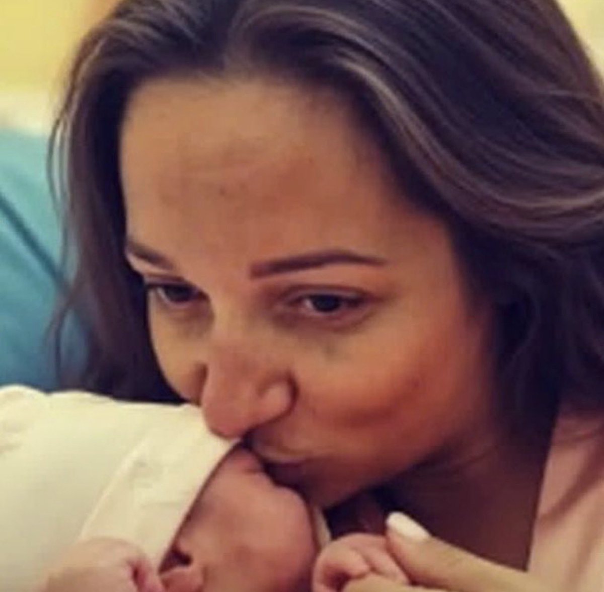 coryleguen's tweet photo. [TW fémincide]

Elle s’appelait Elena. 
Elle avait 34 ans. 

Poignardée à mort par son conjoint à leur domicile. Il a reconnu les faits. 

La victime avait deux enfants mineur•es. 

Depuis le début de l’année, au moins 56 enfants sont devenu•es orphelin•es suite à un féminicide.

Paix à votre âme, Madame.🕊️