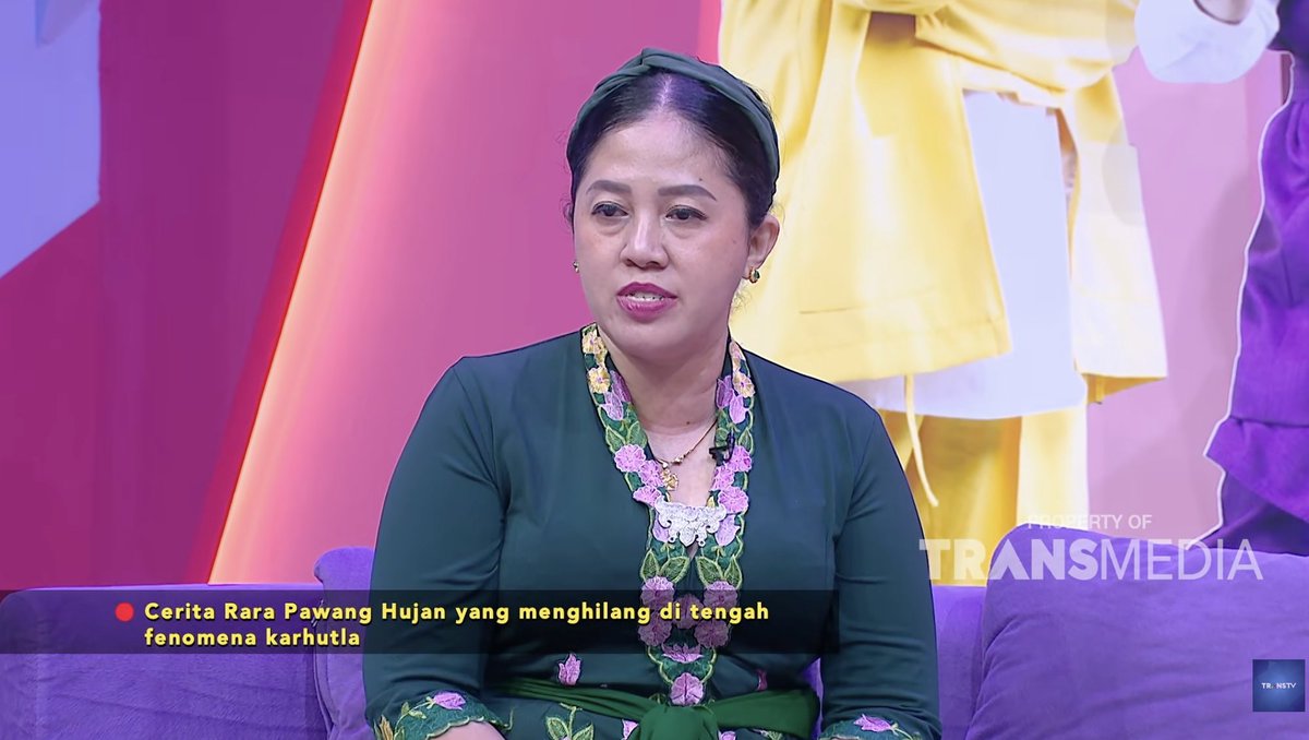 LambeSahamjja's tweet photo. jadi gini guys, ada yang nanya kenapa mbak rara, pawang hujan, nggak ikut turun langsung ke karhutla kalimantan, dan dia sendiri sempat jelasin di acara pagi-pagi ambyar

alasan versi mbak rara:
dia bilang udah dilibatkan resmi urusan karhutla sejak 2015, dulu era pak jokowi bareng tim bnpb dan almarhum jenderal doni munardo

tapi di era sekarang, katanya undangannya cuma jarak jauh

pemerintah sekarang disebut cuma mau pakai modifikasi cuaca tabur garam, dan kalau dia ikut praktik pun nggak boleh diupload

kenapa nggak datang sendiri ke kalimantan:
dia butuh jaminan keselamatan, misalnya ambulans, karena lokasinya dekat api

dia bilang pas lagi pawang hujan nggak pakai sandal, jadi bisa kena beling, dan setelah trans selesai bisa luka bakar

dia butuh izin keluarga, karena punya satu anak dan bilang umur pawang hujan di keluarganya rata-rata cuma sampai 51 sampai 52 tahun, sementara dia sekarang 43

dia juga butuh dukungan orang lokal, kearifan lokal, dan koordinasi dengan gubernur dan bnpb

dia bilang ini bukan soal duit, tapi soal hati karena cinta indonesia

yang dia lakuin sekarang:
doa jarak jauh, disebut tiga sampai empat kali per bulan

jadwal doa yang dia sebut: 11 sampai 12 oktober buat langit jakarta, 13 sampai 16 oktober buat langit kalimantan

dia pakai singing bowl dan es batu buat meditasi supaya elemen air ada

dia klaim hujan turun di palangka raya, banjarmasin, dan balikpapan setelah doanya

dia juga nyentil soal koordinasi:
katanya pas di mandalika dia minta tim modifikasi cuaca berhenti dulu, tapi tetap ada yang tabur garam di selatan, jadi hujannya makin deras dan nggak terkontrol

menurut dia, harus ada sinkronisasi antara pawang, tim modifikasi cuaca, dan pejabat

dia bilang tim di era pak jokowi lebih sinkron, sementara sekarang bagus tapi pengalamannya beda

menurut kalian, pawang hujan perlu dilibatkan di penanganan karhutla atau cukup pakai modifikasi cuaca saja?