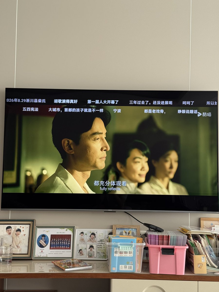 zzx325's tweet photo. 在家看了《抓特务》这电影，同时打开弹幕，剧情谈及宪法，弹幕里头各种嘲讽。这部电影其实拍的还不错，就是选材不太行，哪有人真的那么执着于一个身份，有点反人性。大家都喜欢拿来跟同期的《阿嫲的情书》相比，就是一个典型的南北风格，都是讲时代变迁，一个聚焦于京城人物，一个聚焦于边远人民。 https://t.co/KmCmQAeTj4