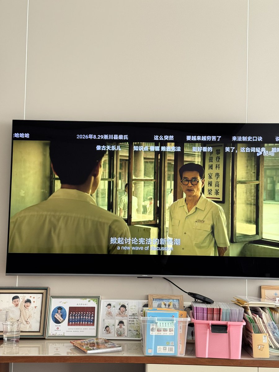 zzx325's tweet photo. 在家看了《抓特务》这电影，同时打开弹幕，剧情谈及宪法，弹幕里头各种嘲讽。这部电影其实拍的还不错，就是选材不太行，哪有人真的那么执着于一个身份，有点反人性。大家都喜欢拿来跟同期的《阿嫲的情书》相比，就是一个典型的南北风格，都是讲时代变迁，一个聚焦于京城人物，一个聚焦于边远人民。 https://t.co/KmCmQAeTj4