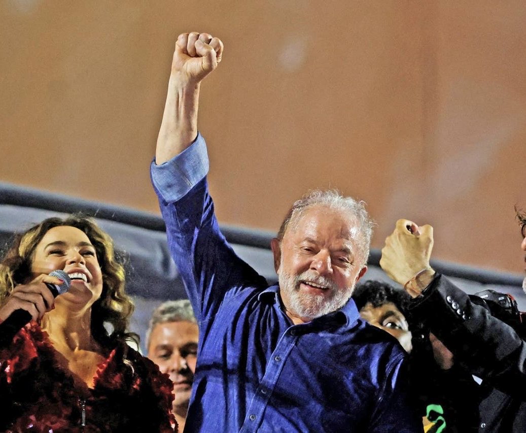 insightfactor's tweet photo. News: Lula bounces back with historic fourth term

Luiz Inácio Lula da Silva has secured roughly 51.75% of the vote against Flávio Bolsonaro’s 48.25%, winning a historic fourth presidential term in Brazil.

The victory completes a remarkable comeback for Lula, who had trailed Bolsonaro in the first round. Brazil’s electoral authority, the TSE, recorded Flávio ahead 47.03% to 45.16% at that stage.

Lula turned the tables in the runoff — and secured another term in the presidency.