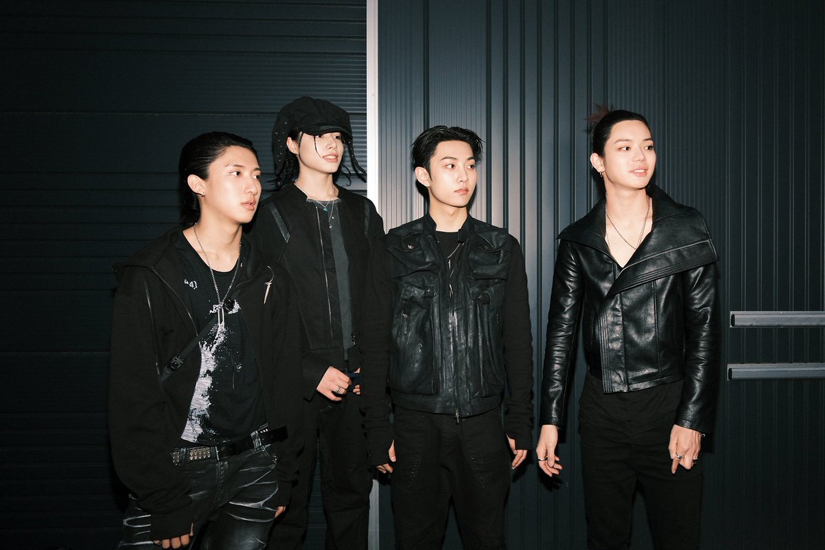 562coded's tweet photo. bismillah ROTY, first win di semua mushow, album S.W.I.S.H sukses besar, makin sering manggung, makin banyak tawaran photoshoot majalah, jadi BA brand brand keren 🥰🥰 aamiin..

@LNGSHOT4sho https://t.co/WYVGStIyDd
