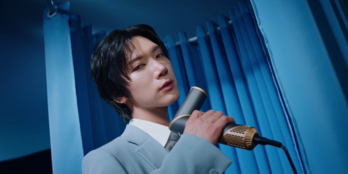 Hello_asian's tweet photo. น้องเตนล์ Global Brand Ambassador คนแรก Simplus !!! 
#SimplusxTen #TENLEE #TEN

“สิ่งที่เตนล์รู้สึกเชื่อมโยงกับแบรนด์คือสโลแกน ‘Live Young, Live Beautiful’ ครับ เตนล์รู้สึกว่า Simplus มีความเป็นอิสระและมีมุมมองที่แตกต่าง อย่าง Hair Dryer ก็สามารถนำเสนอออกมาได้หลายมุม ซึ่งเป็นสิ่งที่เตนล์รู้สึกว่าเข้ากับตัวเองมากครับ

 #PlusTenToYourLife #SimplusTH
 #LiveYoungLiveBeautiful #Simplus1YearWarranty 

ฮอตไม่พักจริงๆ สำหรับศิลปินระดับโลกชาวไทยอย่าง ‘เตนล์-ชิตพล ลี้ชัยพรกุล’ ที่ไม่ว่าจะขยับตัวทำอะไรก็เรียกเสียงกรี๊ดจากแฟนๆ ได้ตลอด ล่าสุดมงลงอีกครั้ง หลังได้รับการแต่งตั้งให้เป็น Global Brand Ambassador คนแรกของ Simplus แบรนด์เครื่องใช้ไฟฟ้าขนาดเล็กครบวงจรที่พร้อมเข้ามาเติมสีสันและความสะดวกสบายให้ทุกโมเมนต์ของชีวิต กับการจับมือครั้งสำคัญ Simplus x TEN เติมเต็มความสุขและความลงตัวให้ทุกพื้นที่ มาพร้อมแคมเปญ ‘PLUS TEN TO YOUR LIFE’ ที่ชวนทุกคนมาเติมความสุขเล็กๆ ในทุกวัน และทำให้ทุกวันเป็นวันที่สวยงาม งานนี้บอกเลยว่าเหล่าเลิฟลี่ (10vely) มีเรื่องให้ทวีตกันยาวๆ

เป็นที่รู้กันดีว่า เตนล์เป็นศิลปินที่มีเสน่ห์ครบทุกโหมด ไม่ว่าจะเป็นหนุ่มขี้เล่น สดใส มีความโก๊ะนิดๆ หรือบทบาทพ่อแมวสุดละมุนที่คอยดูแลเจ้าเหมียวทั้งสามตัว แต่เห็นน่ารักแบบนี้ พอเข้าโหมดทำงานก็จริงจังสุดๆ ใส่ใจทุกรายละเอียดชนิดที่ไม่ยอมให้หลุดแม้แต่จุดเล็กๆ จนได้รับความไว้วางใจให้รับบทบาทเมนเทอร์ ถ่ายทอดประสบการณ์ให้ศิลปินรุ่นใหม่ เรียกว่าคนเดียวมีครบทุกคาแรกเตอร์ ทั้งน่ารัก ขี้เล่น อบอุ่น และมืออาชีพ สมกับที่เหล่าเลิฟลี่ทั้งรัก ทั้งเอ็นดู และภูมิใจในตัวหนุ่มคนนี้สุดๆ ซึ่งเสน่ห์ความเป็นธรรมชาติและพลังความสดใสของเตนล์นี่เองที่ทำให้ Simplus เลือกมารับหน้าที่ Global Brand Ambassador คนแรก เพื่อถ่ายทอดตัวตนของแบรนด์ภายใต้แนวคิด ‘Playful Living, Solid Quality’ ที่ผสานความสนุกเข้ากับคุณภาพและการใช้งานจริงได้อย่างลงตัว พร้อมส่งต่อเรื่องราวดี ๆ ผ่านแคมเปญ ‘PLUS TEN TO YOUR LIFE’ ที่หยิบเอาเรื่องราวในชีวิตประจำวันมาเพิ่มความพิเศษ ไม่ว่าจะเป็นการจัดแต่งทรงผมให้เป๊ะรับวันใหม่ การเติมอากาศสะอาดๆ ให้บ้านน่าอยู่ยิ่งขึ้น หรือการเริ่มต้นเช้าวันดีๆ ด้วยกาแฟแก้วโปรด ผ่านผลิตภัณฑ์ที่ตอบโจทย์ทั้งประสิทธิภาพ ดีไซน์ และราคาที่เข้าถึงได้ เรียกว่าเป็นบทบาทที่เข้ากับไลฟ์สไตล์ของเตนล์แบบสุดๆ

เตนล์-ชิตพล เผยถึงความรู้สึกในการก้าวขึ้นเป็นแบรนด์แอมบาสเดอร์ระดับโลกของ Simplus ว่า “สิ่งที่เตนล์รู้สึกเชื่อมโยงกับแบรนด์คือสโลแกน ‘Live Young, Live Beautiful’ ครับ เตนล์รู้สึกว่า Simplus มีความเป็นอิสระและมีมุมมองที่แตกต่าง อย่าง Hair Dryer ก็สามารถนำเสนอออกมาได้หลายมุม ซึ่งเป็นสิ่งที่เตนล์รู้สึกว่าเข้ากับตัวเองมากครับ” สำหรับความหมายของ “Live Young, Live Beautiful” ในแบบของเตนล์ กล่าวว่า “สำหรับเตนล์ คำนี้ไม่ได้ขึ้นอยู่กับว่าเรามีอายุเท่าไหร่ หรืออยู่ในช่วงเวลาไหนครับ แต่อยู่ที่ว่าเราสนุกกับสิ่งที่กำลังทำได้แค่ไหน ไม่ว่าจะทำอะไร เตนล์ก็อยากให้ทุกคนมีความสุขและสนุกไปกับสิ่งนั้นครับ”

ส่วนโอกาสที่จะได้พบกับ Simplus และเตนล์อย่างใกล้ชิดนอกเหนือจากทางโซเชียล เจ้าตัวขอเก็บรายละเอียดไว้ก่อน พร้อมทิ้งท้ายว่า “ทุกคนก็รู้ว่าเตนล์ไม่ค่อยชอบสปอยล์ครับ แต่ปีหน้าอาจมีอะไรพิเศษให้ทุกคนได้เห็นกัน เตนล์อยากขอบคุณแฟน ๆ ที่คอยสนับสนุนและร่วมเดินทางบทใหม่ไปด้วยกัน อยากให้ทุกคนมาสนุกด้วยกันนะครับ เพราะยังมีอีกหลายอย่างให้พวกเราได้ตื่นเต้นไปด้วยกันในอนาคต”
ติดตามภาพยนต์โฆษณา Simplus X TEN ได้ทางช่องทางโซเชียลมีเดียของ Simplus ทั้ง Facebook, Instagram, X (Twitter) และ TikTok พร้อมพบกับแคมเปญบนสื่อนอกบ้านที่  Terminal 21 อโศก และโฆษณาในลิฟต์ทั่วกรุงเทพฯ เตรียมพบกับความสดใสของเตนล์ที่จะมาเติมสีสันให้ทุกโมเมนต์ ส่วนใครที่คิดว่าความฟินจะจบแค่การประกาศ Global Brand Ambassador บอกเลยว่าคิดผิด! เพราะ Simplus ยังมีเซอร์ไพรส์เด็ดๆ รอเสิร์ฟให้เหล่าเลิฟลี่ได้กรี๊ดกันต่อ รับรองว่าจุใจแน่นอน! แอบกระซิบว่าเร็วๆ นี้จะมีกิจกรรมออฟไลน์ให้ทุกคนได้สัมผัสและทดลองใช้ผลิตภัณฑ์จริง พร้อมโอกาสใกล้ชิดกับหนุ่มเตนล์มากยิ่งขึ้น เรียกว่าจัดเต็มทั้งความฟินและประสบการณ์สุดเอ็กซ์คลูซีฟ