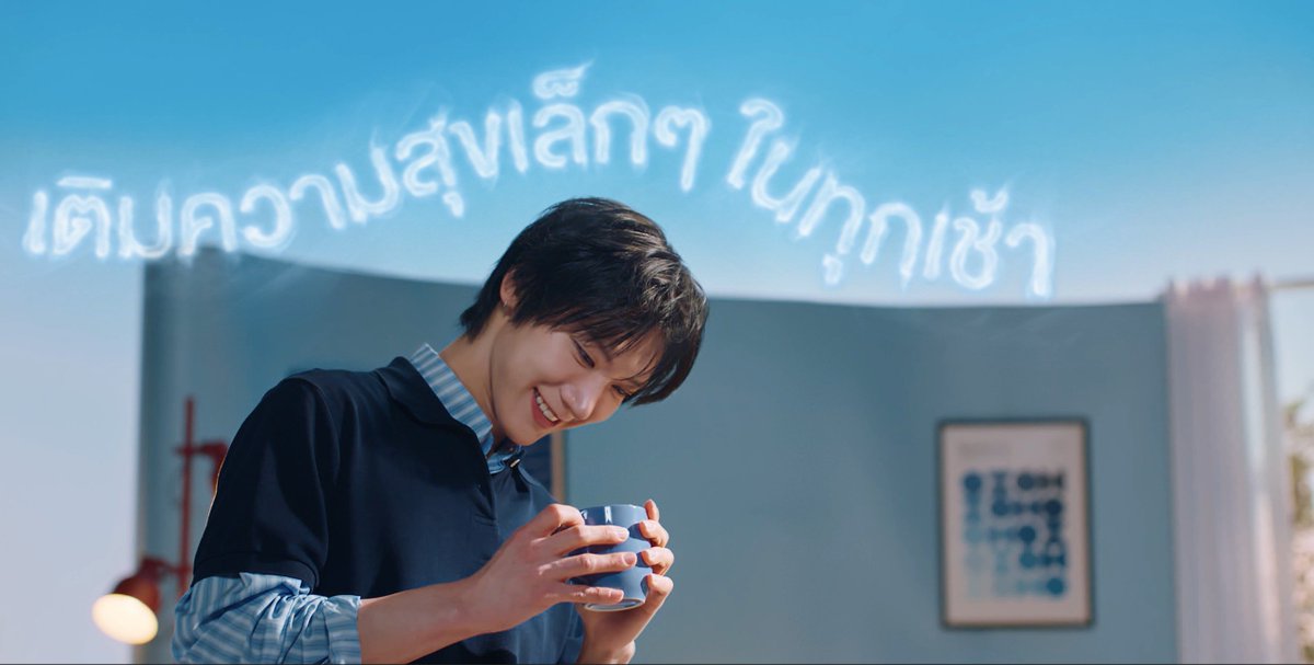 Hello_asian's tweet photo. น้องเตนล์ Global Brand Ambassador คนแรก Simplus !!! 
#SimplusxTen #TENLEE #TEN

“สิ่งที่เตนล์รู้สึกเชื่อมโยงกับแบรนด์คือสโลแกน ‘Live Young, Live Beautiful’ ครับ เตนล์รู้สึกว่า Simplus มีความเป็นอิสระและมีมุมมองที่แตกต่าง อย่าง Hair Dryer ก็สามารถนำเสนอออกมาได้หลายมุม ซึ่งเป็นสิ่งที่เตนล์รู้สึกว่าเข้ากับตัวเองมากครับ

 #PlusTenToYourLife #SimplusTH
 #LiveYoungLiveBeautiful #Simplus1YearWarranty 

ฮอตไม่พักจริงๆ สำหรับศิลปินระดับโลกชาวไทยอย่าง ‘เตนล์-ชิตพล ลี้ชัยพรกุล’ ที่ไม่ว่าจะขยับตัวทำอะไรก็เรียกเสียงกรี๊ดจากแฟนๆ ได้ตลอด ล่าสุดมงลงอีกครั้ง หลังได้รับการแต่งตั้งให้เป็น Global Brand Ambassador คนแรกของ Simplus แบรนด์เครื่องใช้ไฟฟ้าขนาดเล็กครบวงจรที่พร้อมเข้ามาเติมสีสันและความสะดวกสบายให้ทุกโมเมนต์ของชีวิต กับการจับมือครั้งสำคัญ Simplus x TEN เติมเต็มความสุขและความลงตัวให้ทุกพื้นที่ มาพร้อมแคมเปญ ‘PLUS TEN TO YOUR LIFE’ ที่ชวนทุกคนมาเติมความสุขเล็กๆ ในทุกวัน และทำให้ทุกวันเป็นวันที่สวยงาม งานนี้บอกเลยว่าเหล่าเลิฟลี่ (10vely) มีเรื่องให้ทวีตกันยาวๆ

เป็นที่รู้กันดีว่า เตนล์เป็นศิลปินที่มีเสน่ห์ครบทุกโหมด ไม่ว่าจะเป็นหนุ่มขี้เล่น สดใส มีความโก๊ะนิดๆ หรือบทบาทพ่อแมวสุดละมุนที่คอยดูแลเจ้าเหมียวทั้งสามตัว แต่เห็นน่ารักแบบนี้ พอเข้าโหมดทำงานก็จริงจังสุดๆ ใส่ใจทุกรายละเอียดชนิดที่ไม่ยอมให้หลุดแม้แต่จุดเล็กๆ จนได้รับความไว้วางใจให้รับบทบาทเมนเทอร์ ถ่ายทอดประสบการณ์ให้ศิลปินรุ่นใหม่ เรียกว่าคนเดียวมีครบทุกคาแรกเตอร์ ทั้งน่ารัก ขี้เล่น อบอุ่น และมืออาชีพ สมกับที่เหล่าเลิฟลี่ทั้งรัก ทั้งเอ็นดู และภูมิใจในตัวหนุ่มคนนี้สุดๆ ซึ่งเสน่ห์ความเป็นธรรมชาติและพลังความสดใสของเตนล์นี่เองที่ทำให้ Simplus เลือกมารับหน้าที่ Global Brand Ambassador คนแรก เพื่อถ่ายทอดตัวตนของแบรนด์ภายใต้แนวคิด ‘Playful Living, Solid Quality’ ที่ผสานความสนุกเข้ากับคุณภาพและการใช้งานจริงได้อย่างลงตัว พร้อมส่งต่อเรื่องราวดี ๆ ผ่านแคมเปญ ‘PLUS TEN TO YOUR LIFE’ ที่หยิบเอาเรื่องราวในชีวิตประจำวันมาเพิ่มความพิเศษ ไม่ว่าจะเป็นการจัดแต่งทรงผมให้เป๊ะรับวันใหม่ การเติมอากาศสะอาดๆ ให้บ้านน่าอยู่ยิ่งขึ้น หรือการเริ่มต้นเช้าวันดีๆ ด้วยกาแฟแก้วโปรด ผ่านผลิตภัณฑ์ที่ตอบโจทย์ทั้งประสิทธิภาพ ดีไซน์ และราคาที่เข้าถึงได้ เรียกว่าเป็นบทบาทที่เข้ากับไลฟ์สไตล์ของเตนล์แบบสุดๆ

เตนล์-ชิตพล เผยถึงความรู้สึกในการก้าวขึ้นเป็นแบรนด์แอมบาสเดอร์ระดับโลกของ Simplus ว่า “สิ่งที่เตนล์รู้สึกเชื่อมโยงกับแบรนด์คือสโลแกน ‘Live Young, Live Beautiful’ ครับ เตนล์รู้สึกว่า Simplus มีความเป็นอิสระและมีมุมมองที่แตกต่าง อย่าง Hair Dryer ก็สามารถนำเสนอออกมาได้หลายมุม ซึ่งเป็นสิ่งที่เตนล์รู้สึกว่าเข้ากับตัวเองมากครับ” สำหรับความหมายของ “Live Young, Live Beautiful” ในแบบของเตนล์ กล่าวว่า “สำหรับเตนล์ คำนี้ไม่ได้ขึ้นอยู่กับว่าเรามีอายุเท่าไหร่ หรืออยู่ในช่วงเวลาไหนครับ แต่อยู่ที่ว่าเราสนุกกับสิ่งที่กำลังทำได้แค่ไหน ไม่ว่าจะทำอะไร เตนล์ก็อยากให้ทุกคนมีความสุขและสนุกไปกับสิ่งนั้นครับ”

ส่วนโอกาสที่จะได้พบกับ Simplus และเตนล์อย่างใกล้ชิดนอกเหนือจากทางโซเชียล เจ้าตัวขอเก็บรายละเอียดไว้ก่อน พร้อมทิ้งท้ายว่า “ทุกคนก็รู้ว่าเตนล์ไม่ค่อยชอบสปอยล์ครับ แต่ปีหน้าอาจมีอะไรพิเศษให้ทุกคนได้เห็นกัน เตนล์อยากขอบคุณแฟน ๆ ที่คอยสนับสนุนและร่วมเดินทางบทใหม่ไปด้วยกัน อยากให้ทุกคนมาสนุกด้วยกันนะครับ เพราะยังมีอีกหลายอย่างให้พวกเราได้ตื่นเต้นไปด้วยกันในอนาคต”
ติดตามภาพยนต์โฆษณา Simplus X TEN ได้ทางช่องทางโซเชียลมีเดียของ Simplus ทั้ง Facebook, Instagram, X (Twitter) และ TikTok พร้อมพบกับแคมเปญบนสื่อนอกบ้านที่  Terminal 21 อโศก และโฆษณาในลิฟต์ทั่วกรุงเทพฯ เตรียมพบกับความสดใสของเตนล์ที่จะมาเติมสีสันให้ทุกโมเมนต์ ส่วนใครที่คิดว่าความฟินจะจบแค่การประกาศ Global Brand Ambassador บอกเลยว่าคิดผิด! เพราะ Simplus ยังมีเซอร์ไพรส์เด็ดๆ รอเสิร์ฟให้เหล่าเลิฟลี่ได้กรี๊ดกันต่อ รับรองว่าจุใจแน่นอน! แอบกระซิบว่าเร็วๆ นี้จะมีกิจกรรมออฟไลน์ให้ทุกคนได้สัมผัสและทดลองใช้ผลิตภัณฑ์จริง พร้อมโอกาสใกล้ชิดกับหนุ่มเตนล์มากยิ่งขึ้น เรียกว่าจัดเต็มทั้งความฟินและประสบการณ์สุดเอ็กซ์คลูซีฟ