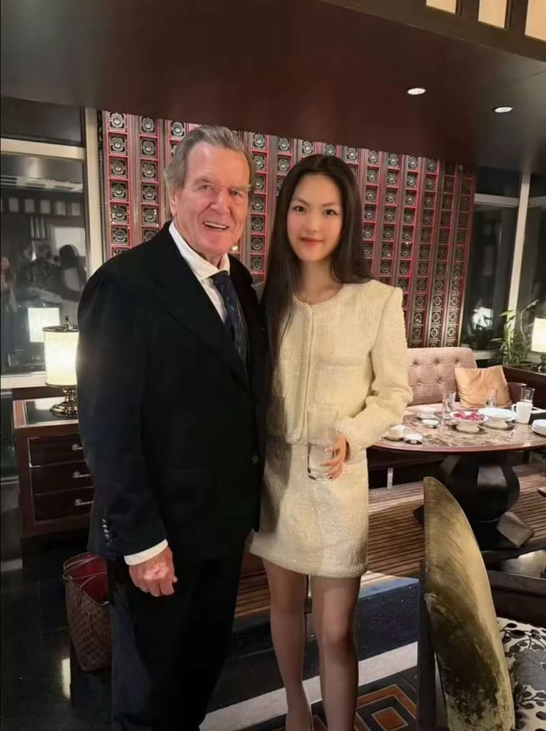 splucksp's tweet photo. 李湘，高调发文。

她的性格，注定不发没用的东西。她现在发的一些东西，多数是和她女儿有关，帮她女儿抬咖。

冷知识：施罗德的合影，见面明码标价，童叟无欺，不知道富婆花了多少。

​感觉她对所谓名流有渴望，总是发一些和这些名人觥筹交错的照片。 https://t.co/QCu2ubtReg