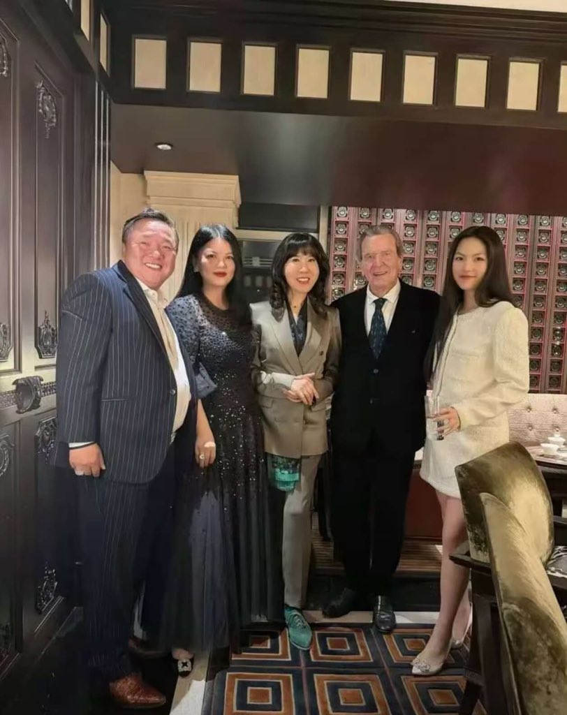 splucksp's tweet photo. 李湘，高调发文。

她的性格，注定不发没用的东西。她现在发的一些东西，多数是和她女儿有关，帮她女儿抬咖。

冷知识：施罗德的合影，见面明码标价，童叟无欺，不知道富婆花了多少。

​感觉她对所谓名流有渴望，总是发一些和这些名人觥筹交错的照片。 https://t.co/QCu2ubtReg