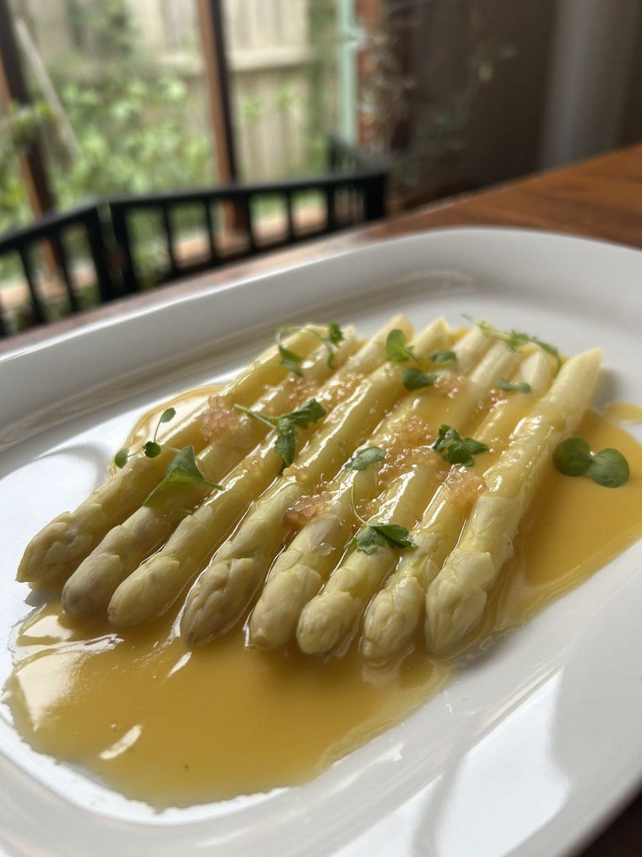 gomichild's tweet photo. Victorian White Asparagus | Buerre Blanc | Finger Lime

#food #foodporn #asparagus https://t.co/FpwLmeMG9j