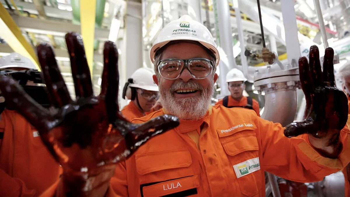 BCN_Plus's tweet photo. 🚨LA DOBLE MORAL AMBIENTALISTA🚨

Lo de los petristas celebrando a Lula da Silva es un mal chiste. 

Aplauden a rabiar a un presidente que en Brasil lidera la extracción de casi 5 millones de barriles de petróleo al día.🛢️

Mientras tanto, aquí en Colombia le celebran a Petro que frene la exploración, asfixie nuestra economía y nos quite soberanía energética en nombre del "salvar el planeta".

Destruyen nuestra industria pero le aplauden el extractivismo a sus aliados.

¿Qué festejan exactamente? 📉🇨🇴