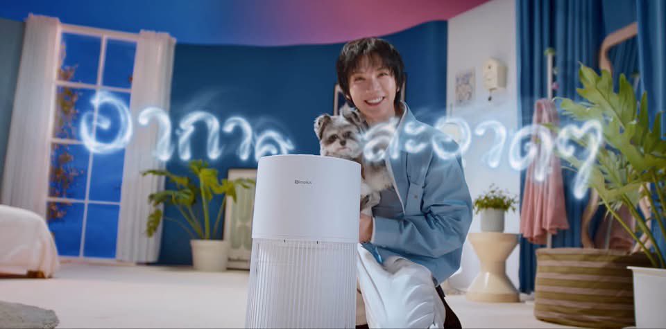 AllNews_th's tweet photo. เหล่าเลิฟลี่เตรียมกรี๊ด! Simplus เปิดบทใหม่ ดึง ‘เตนล์’ เป็น Global Brand Ambassador คนแรก
#SimplusxTen #TEN #TENLEE
#PlusTenToYourLife #SimplusTH
#LiveYoungLiveBeautiful
#Simplus1YearWarranty
🔗 https://t.co/k4CWWJbjtn
ฮอตไม่พักจริงๆ สำหรับศิลปินระดับโลกชาวไทยอย่าง ‘เตนล์-ชิตพล ลี้ชัยพรกุล��� ที่ไม่ว่าจะขยับตัวทำอะไรก็เรียกเสียงกรี๊ดจากแฟนๆ ได้ตลอด ล่าสุดมงลงอีกครั้ง หลังได้รับการแต่งตั้งให้เป็น Global Brand Ambassador คนแรกของ Simplus แบรนด์เครื่องใช้ไฟฟ้าขนาดเล็กครบวงจรที่พร้อมเข้ามาเติมสีสันและความสะดวกสบายให้ทุกโมเมนต์ของชีวิต กับการจับมือครั้งสำคัญ Simplus x TEN เติมเต็มความสุขและความลงตัวให้ทุกพื้นที่ มาพร้อมแคมเปญ ‘PLUS TEN TO YOUR LIFE’ ที่ชวนทุกคนมาเติมความสุขเล็กๆ ในทุกวัน และทำให้ทุกวันเป็นวันที่สวยงาม งานนี้บอกเลยว่าเหล่าเลิฟลี่ (10vely) มีเรื่องให้ทวีตกันยาวๆ
เป็นที่รู้กันดีว่า เตนล์เป็นศิลปินที่มีเสน่ห์ครบทุกโหมด ไม่ว่าจะเป็นหนุ่มขี้เล่น สดใส มีความโก๊ะนิดๆ หรือบทบาทพ่อแมวสุดละมุนที่คอยดูแลเจ้าเหมียวทั้งสามตัว แต่เห็นน่ารักแบบนี้ พอเข้าโหมดทำงานก็จริงจังสุดๆ ใส่ใจทุกรายละเอียดชนิดที่ไม่ยอมให้หลุดแม้แต่จุดเล็กๆ จนได้รับความไว้วางใจให้รับบทบาทเมนเทอร์ ถ่ายทอดประ��บการณ์ให้ศิลปินรุ่นใหม่ เรียกว่าคนเดียวมีครบทุกคาแรกเตอร์ ทั้งน่ารัก ขี้เล่น อบอุ่น และมืออาชีพ สมกับที่เหล่าเลิฟลี่ทั้งรัก ทั้งเอ็นดู และภูมิใจในตัวหนุ่มคนนี้สุดๆ ซึ่งเสน่ห์ความเป็นธรรมชาติและพลังความสดใสของเตนล์นี่เองที่ทำให้ Simplus เลือกมารับหน้าที่ Global Brand Ambassador คนแรก เพื่อถ่ายทอดตัวตนของแบรนด์ภายใต้แนวคิด ‘Playful Living, Solid Quality’ ที่ผสานความสนุกเข้ากับคุณภาพและการใช้งานจริงได้อย่างลงตัว พร้อมส่งต่อเรื่องราวดี ๆ ผ่านแคมเปญ ‘PLUS TEN TO YOUR LIFE’ ที่หยิบ��อาเรื่องราวในชีวิตประจำวันมาเพิ่มความพิเศษ ไม่ว่าจะเป็นการจัดแต่งทรงผมให้เป๊ะรับวันใหม่ การเติมอากาศสะอาดๆ ให้บ้านน่าอยู่ยิ่งขึ้น หรือการเริ่มต้นเช้าวันดีๆ ด้วยกาแฟแก้วโปรด ผ่านผลิตภัณฑ์ที่ตอบโจทย์ทั้งประสิทธิภาพ ดีไซน์ และราคาที่เข้าถึงได้ เรียกว่าเป็นบทบาทที่เข้ากับไลฟ์สไตล์ของเตนล์แบบสุดๆ
เตนล์-ชิตพล เผยถึงความรู้สึกในการก้าวขึ้นเป็นแบรนด์แอมบาสเดอร์ระดับโลกของ Simplus ว่า “สิ่งที่เตนล์รู้สึกเชื่อมโยงกับแบรนด์คือสโลแกน ‘Live Young, Live Beautiful’ ครับ เตนล์รู้สึกว่า Simplus มีความเป็นอิสระและมีมุมมองที่แตกต่าง อย่าง Hair Dryer ก็สามารถนำเสนอออกมาได้หลายมุม ซึ่งเป็นสิ่งที่เตนล์รู้สึกว่าเข้ากับตัวเองมากครับ” สำหรับความหมายของ “Live Young, Live Beautiful” ในแบบของเตนล์ กล่าวว่า “สำหรับเตนล์ ��ำนี้ไม่ได้ขึ้นอยู่กับว่าเรามีอายุเท่าไหร่ หรืออยู่ในช่วงเวลาไหนครับ แต่อยู่ที่ว่าเราสนุกกับสิ่งที่กำลังทำได้แค่ไหน ไม่ว่าจะทำอะไร เตนล์ก็อยากให้ทุกคนมีความสุขและสนุกไปกับสิ่งนั้นครับ”
ส่วนโอกาสที่จะได้พบกับ Simplus และเตนล์อย่างใกล้ชิดนอกเหนือจากทางโซเชียล เจ้าตัวขอเก็บรายละเอียดไว้ก่อน พร้อมทิ้งท้ายว่า “ทุกคนก็รู้ว่าเตนล์ไม่ค่อยชอบสปอยล์ครับ แต่ปีหน้าอาจมีอะไรพิเศษให้ทุกคนได้เห็นกัน เตนล์อยากขอบคุณแฟน ๆ ที่คอยสนับสนุนและร่วมเดินทางบทใหม่ไปด้วยกัน อยากให้ทุกคนมาสนุกด้วยกันนะครับ เพราะยังมีอีกหลายอย่างให้พวกเราได้ตื่นเต้นไปด้วยกันในอนาคต”
ติดตามภาพยนต์โฆษณา Simplus X TEN ได้ทางช่องทางโซเชียลมีเดียของ Simplus ทั้ง Facebook, Instagram, X (Twitter) และ TikTok พร้อมพบกับแคมเปญบนสื่อนอกบ้านที่ Terminal 21 อโศก และโฆษณาในลิฟต์ทั่วกรุงเทพฯ เตรียมพบกับความสดใสของเตนล์ที่จะมาเติมสีสันให้ทุกโมเมนต์ ส่วนใครที่คิดว่าความฟินจะจบแค่การประกาศ Global Brand Ambassador บอกเลยว่าคิดผิด! เพราะ Simplus ยังมีเซอร์ไพรส์เด็ดๆ รอเสิร์ฟให้เหล่าเลิฟลี่ได้กรี๊ดกันต่อ รับรองว่าจุใจแน่นอน! แอบกระซิบว่าเร็วๆ นี้จะมีกิจกรรมออฟไลน์ให้ทุกคนได้สัมผัสและทดลองใช้ผลิตภัณฑ์จริง พร้อมโอกาสใกล้ชิดกับหนุ่มเตนล์มากยิ่งขึ้น เรียกว่าจัดเต็มทั้งความฟินและประสบการณ์สุดเอ็กซ์คลูซีฟ
