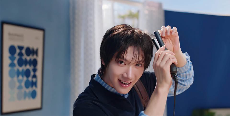 AllNews_th's tweet photo. เหล่าเลิฟลี่เตรียมกรี๊ด! Simplus เปิดบทใหม่ ดึง ‘เตนล์’ เป็น Global Brand Ambassador คนแรก
#SimplusxTen #TEN #TENLEE
#PlusTenToYourLife #SimplusTH
#LiveYoungLiveBeautiful
#Simplus1YearWarranty
🔗 https://t.co/k4CWWJbjtn
ฮอตไม่พักจริงๆ สำหรับศิลปินระดับโลกชาวไทยอย่าง ‘เตนล์-ชิตพล ลี้ชัยพรกุล��� ที่ไม่ว่าจะขยับตัวทำอะไรก็เรียกเสียงกรี๊ดจากแฟนๆ ได้ตลอด ล่าสุดมงลงอีกครั้ง หลังได้รับการแต่งตั้งให้เป็น Global Brand Ambassador คนแรกของ Simplus แบรนด์เครื่องใช้ไฟฟ้าขนาดเล็กครบวงจรที่พร้อมเข้ามาเติมสีสันและความสะดวกสบายให้ทุกโมเมนต์ของชีวิต กับการจับมือครั้งสำคัญ Simplus x TEN เติมเต็มความสุขและความลงตัวให้ทุกพื้นที่ มาพร้อมแคมเปญ ‘PLUS TEN TO YOUR LIFE’ ที่ชวนทุกคนมาเติมความสุขเล็กๆ ในทุกวัน และทำให้ทุกวันเป็นวันที่สวยงาม งานนี้บอกเลยว่าเหล่าเลิฟลี่ (10vely) มีเรื่องให้ทวีตกันยาวๆ
เป็นที่รู้กันดีว่า เตนล์เป็นศิลปินที่มีเสน่ห์ครบทุกโหมด ไม่ว่าจะเป็นหนุ่มขี้เล่น สดใส มีความโก๊ะนิดๆ หรือบทบาทพ่อแมวสุดละมุนที่คอยดูแลเจ้าเหมียวทั้งสามตัว แต่เห็นน่ารักแบบนี้ พอเข้าโหมดทำงานก็จริงจังสุดๆ ใส่ใจทุกรายละเอียดชนิดที่ไม่ยอมให้หลุดแม้แต่จุดเล็กๆ จนได้รับความไว้วางใจให้รับบทบาทเมนเทอร์ ถ่ายทอดประ��บการณ์ให้ศิลปินรุ่นใหม่ เรียกว่าคนเดียวมีครบทุกคาแรกเตอร์ ทั้งน่ารัก ขี้เล่น อบอุ่น และมืออาชีพ สมกับที่เหล่าเลิฟลี่ทั้งรัก ทั้งเอ็นดู และภูมิใจในตัวหนุ่มคนนี้สุดๆ ซึ่งเสน่ห์ความเป็นธรรมชาติและพลังความสดใสของเตนล์นี่เองที่ทำให้ Simplus เลือกมารับหน้าที่ Global Brand Ambassador คนแรก เพื่อถ่ายทอดตัวตนของแบรนด์ภายใต้แนวคิด ‘Playful Living, Solid Quality’ ที่ผสานความสนุกเข้ากับคุณภาพและการใช้งานจริงได้อย่างลงตัว พร้อมส่งต่อเรื่องราวดี ๆ ผ่านแคมเปญ ‘PLUS TEN TO YOUR LIFE’ ที่หยิบ��อาเรื่องราวในชีวิตประจำวันมาเพิ่มความพิเศษ ไม่ว่าจะเป็นการจัดแต่งทรงผมให้เป๊ะรับวันใหม่ การเติมอากาศสะอาดๆ ให้บ้านน่าอยู่ยิ่งขึ้น หรือการเริ่มต้นเช้าวันดีๆ ด้วยกาแฟแก้วโปรด ผ่านผลิตภัณฑ์ที่ตอบโจทย์ทั้งประสิทธิภาพ ดีไซน์ และราคาที่เข้าถึงได้ เรียกว่าเป็นบทบาทที่เข้ากับไลฟ์สไตล์ของเตนล์แบบสุดๆ
เตนล์-ชิตพล เผยถึงความรู้สึกในการก้าวขึ้นเป็นแบรนด์แอมบาสเดอร์ระดับโลกของ Simplus ว่า “สิ่งที่เตนล์รู้สึกเชื่อมโยงกับแบรนด์คือสโลแกน ‘Live Young, Live Beautiful’ ครับ เตนล์รู้สึกว่า Simplus มีความเป็นอิสระและมีมุมมองที่แตกต่าง อย่าง Hair Dryer ก็สามารถนำเสนอออกมาได้หลายมุม ซึ่งเป็นสิ่งที่เตนล์รู้สึกว่าเข้ากับตัวเองมากครับ” สำหรับความหมายของ “Live Young, Live Beautiful” ในแบบของเตนล์ กล่าวว่า “สำหรับเตนล์ ��ำนี้ไม่ได้ขึ้นอยู่กับว่าเรามีอายุเท่าไหร่ หรืออยู่ในช่วงเวลาไหนครับ แต่อยู่ที่ว่าเราสนุกกับสิ่งที่กำลังทำได้แค่ไหน ไม่ว่าจะทำอะไร เตนล์ก็อยากให้ทุกคนมีความสุขและสนุกไปกับสิ่งนั้นครับ”
ส่วนโอกาสที่จะได้พบกับ Simplus และเตนล์อย่างใกล้ชิดนอกเหนือจากทางโซเชียล เจ้าตัวขอเก็บรายละเอียดไว้ก่อน พร้อมทิ้งท้ายว่า “ทุกคนก็รู้ว่าเตนล์ไม่ค่อยชอบสปอยล์ครับ แต่ปีหน้าอาจมีอะไรพิเศษให้ทุกคนได้เห็นกัน เตนล์อยากขอบคุณแฟน ๆ ที่คอยสนับสนุนและร่วมเดินทางบทใหม่ไปด้วยกัน อยากให้ทุกคนมาสนุกด้วยกันนะครับ เพราะยังมีอีกหลายอย่างให้พวกเราได้ตื่นเต้นไปด้วยกันในอนาคต”
ติดตามภาพยนต์โฆษณา Simplus X TEN ได้ทางช่องทางโซเชียลมีเดียของ Simplus ทั้ง Facebook, Instagram, X (Twitter) และ TikTok พร้อมพบกับแคมเปญบนสื่อนอกบ้านที่ Terminal 21 อโศก และโฆษณาในลิฟต์ทั่วกรุงเทพฯ เตรียมพบกับความสดใสของเตนล์ที่จะมาเติมสีสันให้ทุกโมเมนต์ ส่วนใครที่คิดว่าความฟินจะจบแค่การประกาศ Global Brand Ambassador บอกเลยว่าคิดผิด! เพราะ Simplus ยังมีเซอร์ไพรส์เด็ดๆ รอเสิร์ฟให้เหล่าเลิฟลี่ได้กรี๊ดกันต่อ รับรองว่าจุใจแน่นอน! แอบกระซิบว่าเร็วๆ นี้จะมีกิจกรรมออฟไลน์ให้ทุกคนได้สัมผัสและทดลองใช้ผลิตภัณฑ์จริง พร้อมโอกาสใกล้ชิดกับหนุ่มเตนล์มากยิ่งขึ้น เรียกว่าจัดเต็มทั้งความฟินและประสบการณ์สุดเอ็กซ์คลูซีฟ