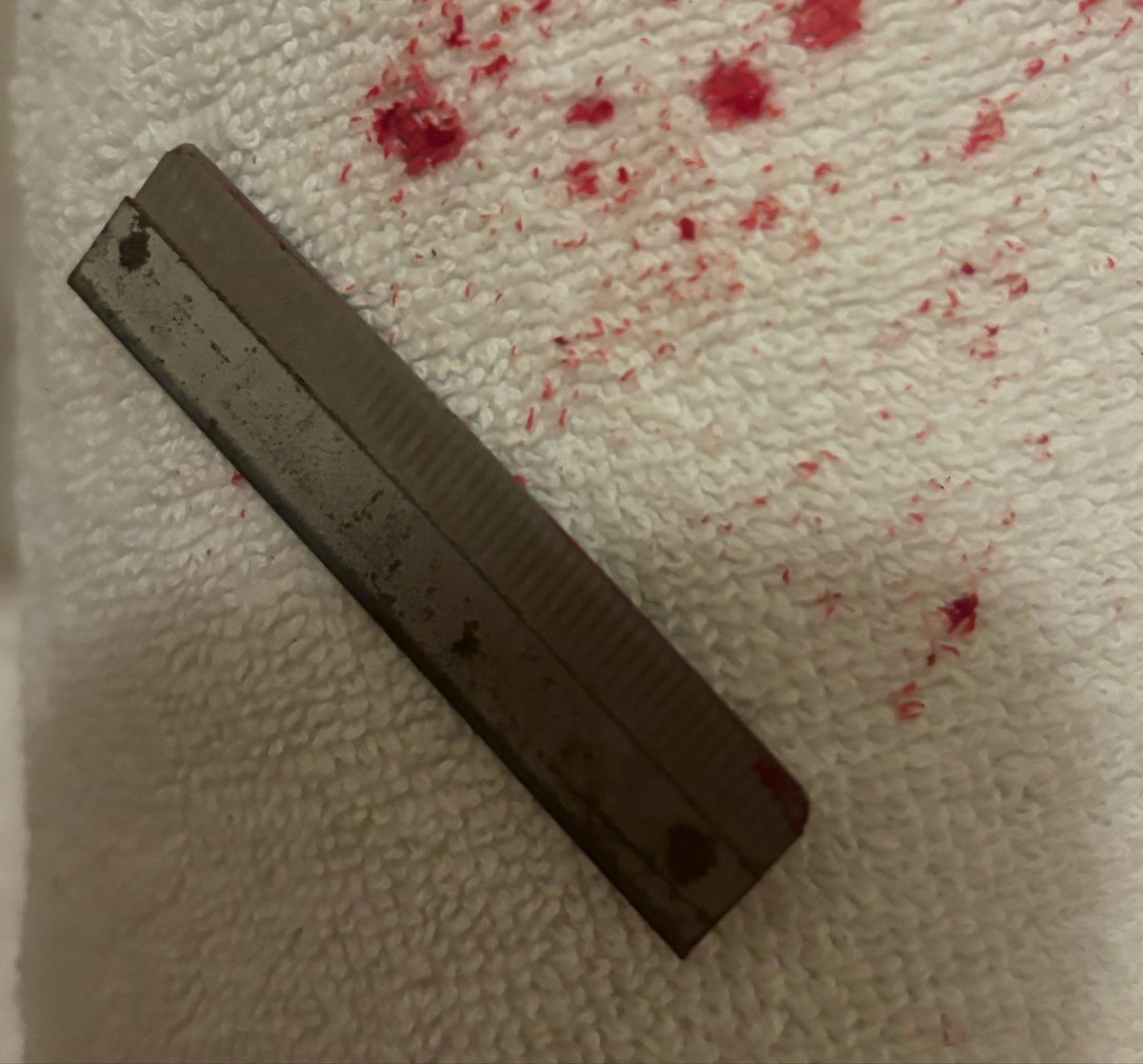 lonelamin's tweet photo. Le tengo una dependencia emocional a esta cuchilla de vdd la tengo desde hace años y corta súper bien lo único malo es q está toda oxidada https://t.co/HD9auT4Wtt
