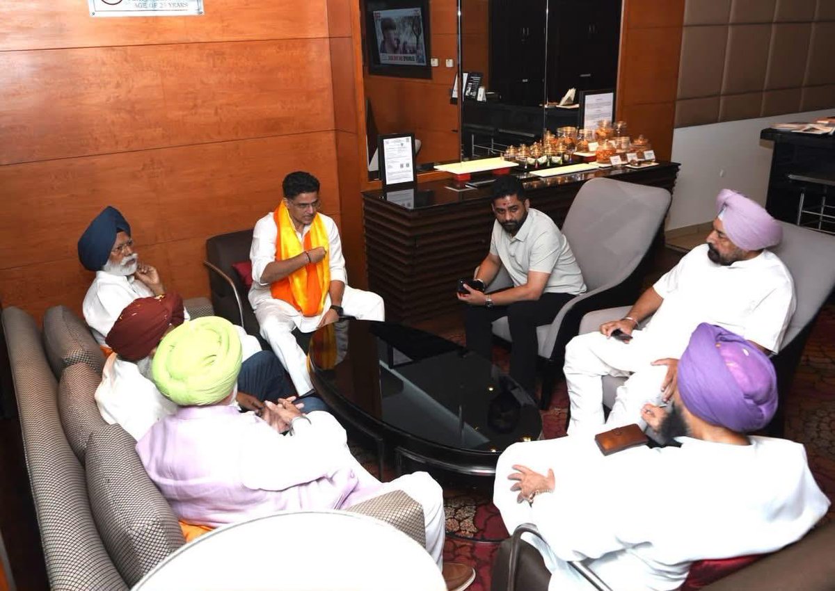 MannHarinderpal's tweet photo. ਵਿਰੋਧੀ ਧਿਰ ਦੇ ਨੇਤਾ ਸ. ਪ੍ਰਤਾਪ ਸਿੰਘ ਬਾਜਵਾ ਜੀ, ਪੰਜਾਬ ਕਾਂਗਰਸ ਦੇ ਪ੍ਰਧਾਨ ਸ.ਪ੍ਰਗਟ ਸਿੰਘ, ਪੰਜਾਬ ਕਾਂਗਰਸ ਦੇ ਸਾਬਕਾ ਪ੍ਰਧਾਨ ਅਮਰਿੰਦਰ ਸਿੰਘ ਰਾਜਾ ਵੜਿੰਗ ਨਾਲ ਕੱਲ੍ਹ ਮੋਹਾਲੀ ਏਅਰਪੋਰਟ ਤੇ AICC ਦੇ ਜਨਰਲ ਸਕੱਤਰ ਸ੍ਰੀ ਕੇ.ਸੀ ਵੇਨੂਗੋਪਾਲ ਜੀ, ਪੰਜਾਬ ਕਾਂਗਰਸ ਦੇ ਇੰਚਾਰਜ ਸਚਿਨ ਪਾਇਲ ਜੀ ਦਾ ਪੰਜਾਬ ਪਹੁੰਚਣ ਤੇ ਨਿੱਘਾ ਸਵਾਗਤ ਕੀਤਾ https://t.co/31THtyhdn6