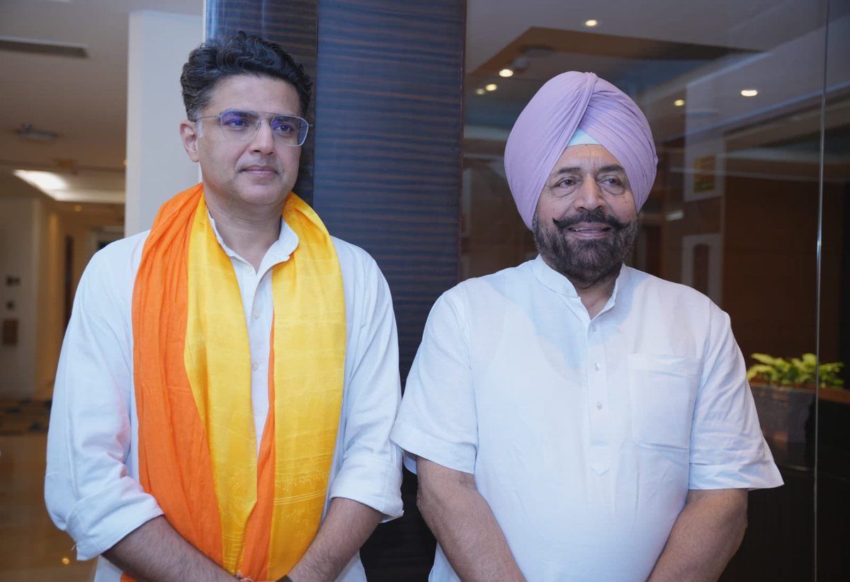 MannHarinderpal's tweet photo. ਵਿਰੋਧੀ ਧਿਰ ਦੇ ਨੇਤਾ ਸ. ਪ੍ਰਤਾਪ ਸਿੰਘ ਬਾਜਵਾ ਜੀ, ਪੰਜਾਬ ਕਾਂਗਰਸ ਦੇ ਪ੍ਰਧਾਨ ਸ.ਪ੍ਰਗਟ ਸਿੰਘ, ਪੰਜਾਬ ਕਾਂਗਰਸ ਦੇ ਸਾਬਕਾ ਪ੍ਰਧਾਨ ਅਮਰਿੰਦਰ ਸਿੰਘ ਰਾਜਾ ਵੜਿੰਗ ਨਾਲ ਕੱਲ੍ਹ ਮੋਹਾਲੀ ਏਅਰਪੋਰਟ ਤੇ AICC ਦੇ ਜਨਰਲ ਸਕੱਤਰ ਸ੍ਰੀ ਕੇ.ਸੀ ਵੇਨੂਗੋਪਾਲ ਜੀ, ਪੰਜਾਬ ਕਾਂਗਰਸ ਦੇ ਇੰਚਾਰਜ ਸਚਿਨ ਪਾਇਲ ਜੀ ਦਾ ਪੰਜਾਬ ਪਹੁੰਚਣ ਤੇ ਨਿੱਘਾ ਸਵਾਗਤ ਕੀਤਾ https://t.co/31THtyhdn6