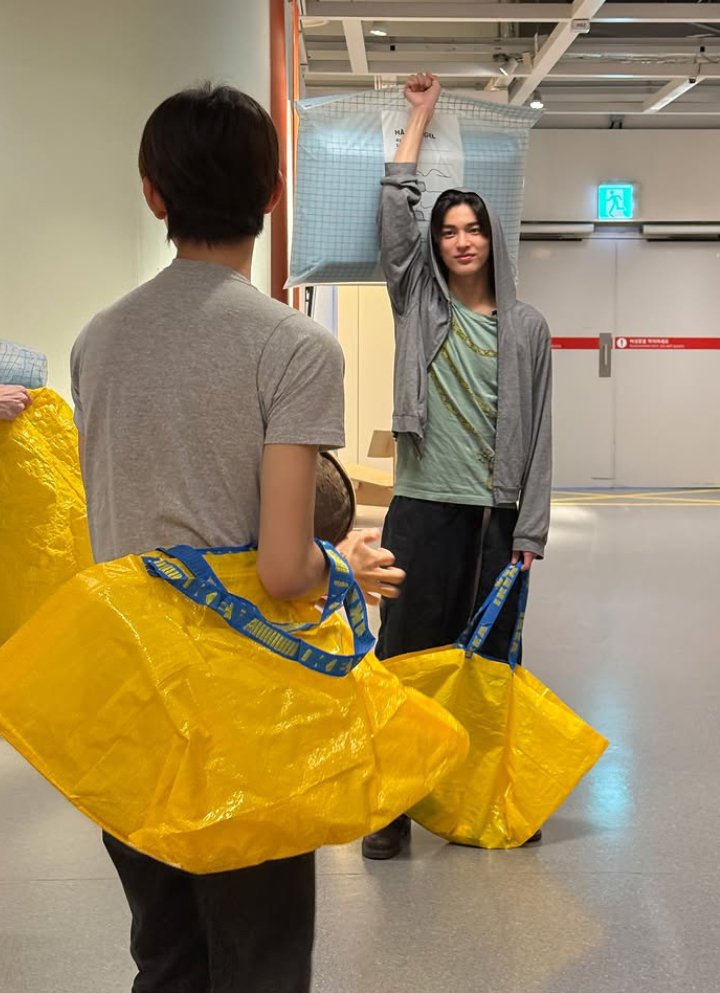 hpshoon's tweet photo. TUHKAN GW BILANG JUGA APAAAA, keonhyeon MNKH di ikea ok🤭😳🥺❤️ https://t.co/Eit7c24u2i